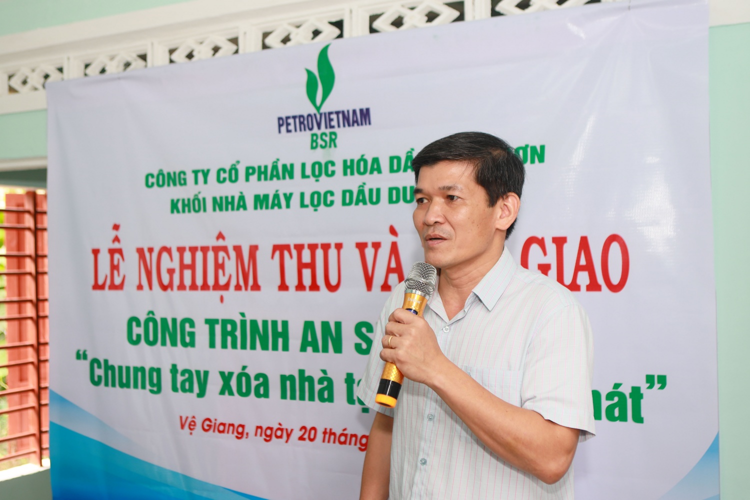 Ông Đoàn Việt Vân - Chủ tịch UBND xã ghi nhận và biểu dương sự đóng góp của các CBCNV Công ty BSR đã giúp gia đình ông Huỳnh Kiễn vơi đi những khó khăn.
