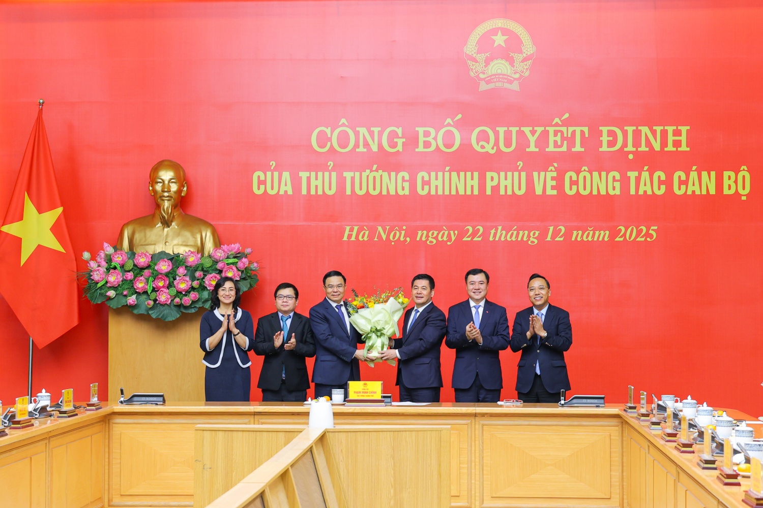 Đồng chí Lê Mạnh Hùng làm Quyền Bộ trưởng Bộ Công Thương Đồng chí Lê Mạnh Hùng làm Quyền Bộ trưởng Bộ Công Thương