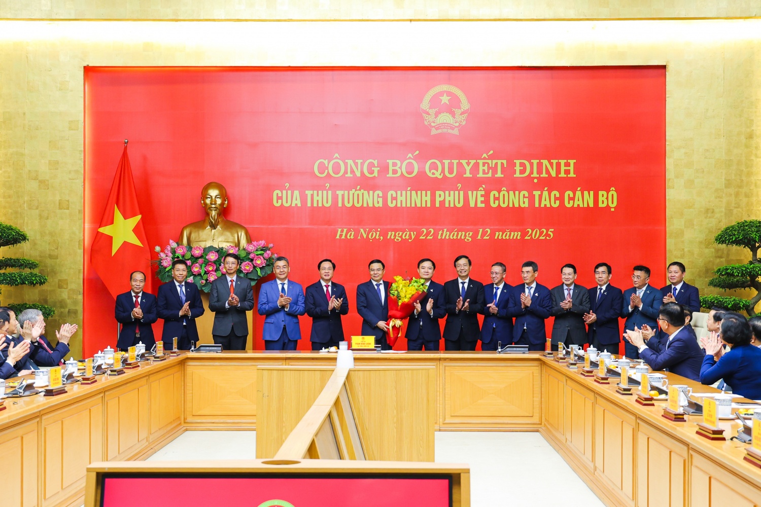 Đồng chí Lê Mạnh Hùng làm Quyền Bộ trưởng Bộ Công Thương Đồng chí Lê Mạnh Hùng làm Quyền Bộ trưởng Bộ Công Thương