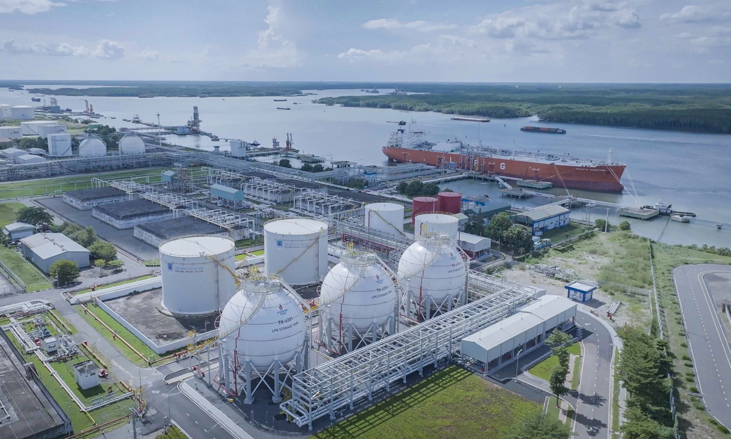 Petrovietnam hoàn thiện chuỗi khí - điện LNG khép kín: Nền tảng vững chắc cho an ninh năng lượng và chuyển dịch xanh Petrovietnam hoàn thiện chuỗi khí - điện LNG khép kín: Nền tảng vững chắc cho an ninh năng lượng và chuyển dịch xanh