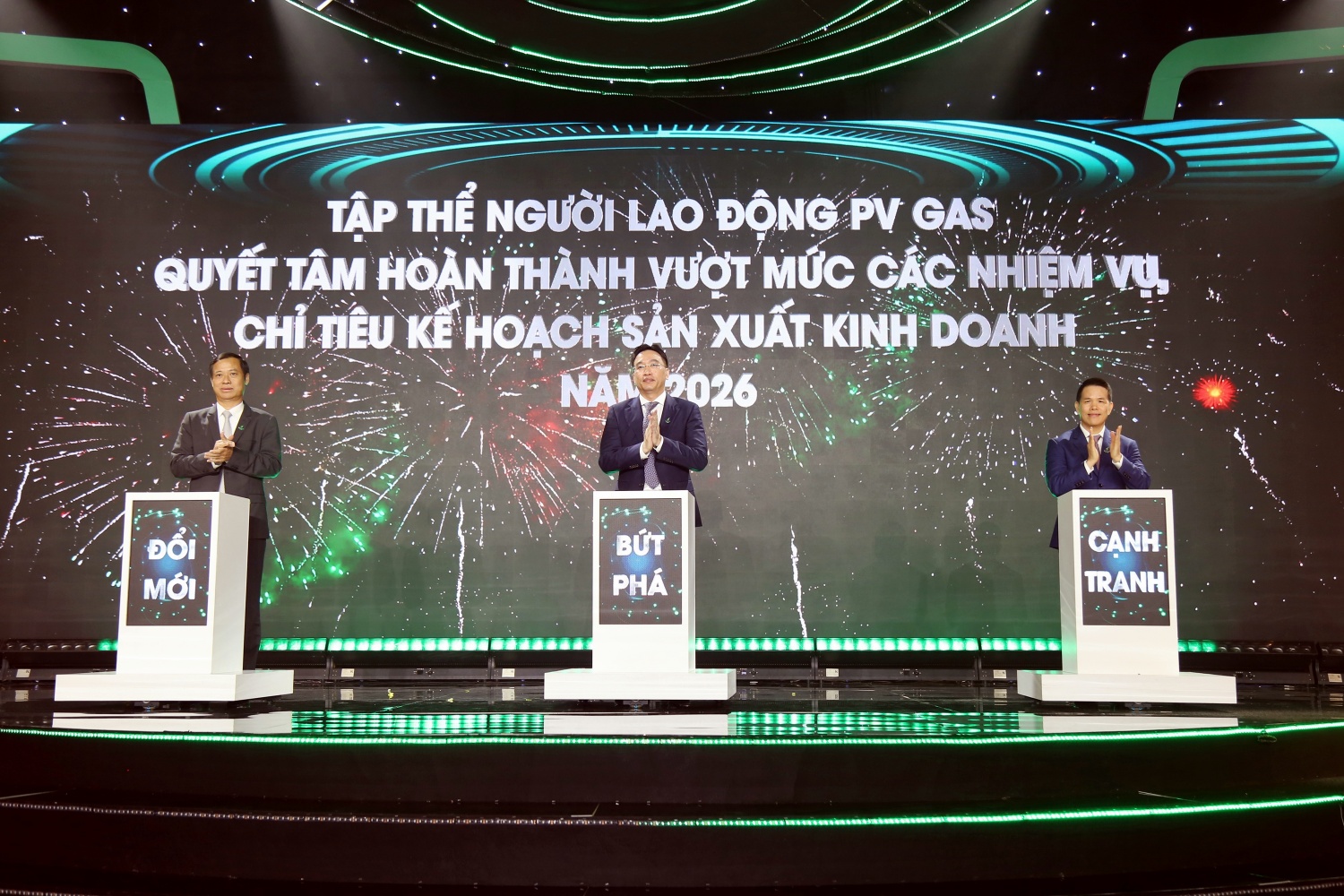 Đại diện Lãnh đạo, người lao động PV GAS thực hiện nghi thức phát động thi đua hoàn thành thắng lợi các chỉ tiêu kế hoạch năm 2026 Đại diện Lãnh đạo, người lao động PV GAS thực hiện nghi thức phát động thi đua hoàn thành thắng lợi các chỉ tiêu kế hoạch năm 2026