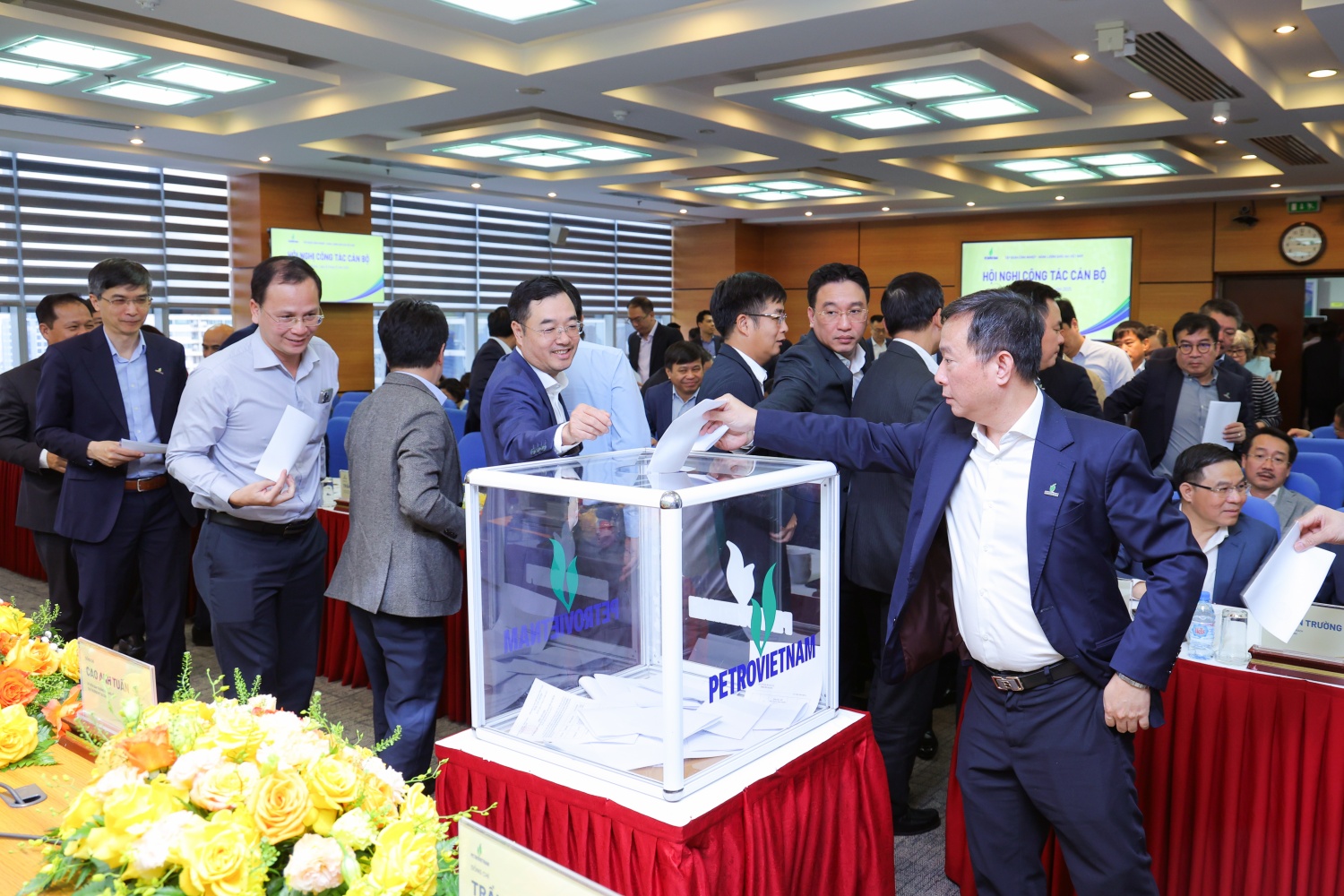 Đồng thuận, nhất trí tuyệt đối giới thiệu nhân sự cấp cao Petrovietnam Đồng thuận, nhất trí tuyệt đối giới thiệu nhân sự cấp cao Petrovietnam