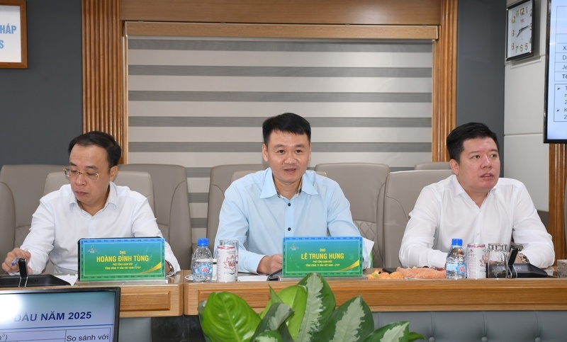 Ông Lê Trung Hưng - Phó Tổng Giám đốc PVOIL báo cáo về tình hình kinh doanh tại buổi làm việc. Ảnh: Thanh Minh. Ông Lê Trung Hưng - Phó Tổng Giám đốc PVOIL báo cáo về tình hình kinh doanh tại buổi làm việc. Ảnh: Thanh Minh.
