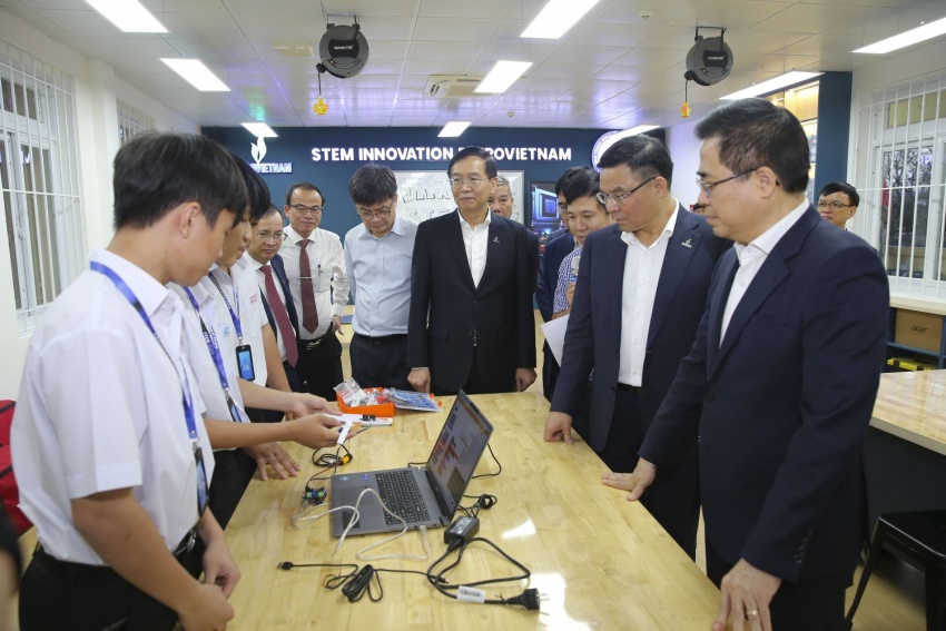 STEM classroom in Quang Ngai: Nurturing an innovative mindset and empowering students to master technology STEM classroom in Quang Ngai: Nurturing an innovative mindset and empowering students to master technology
