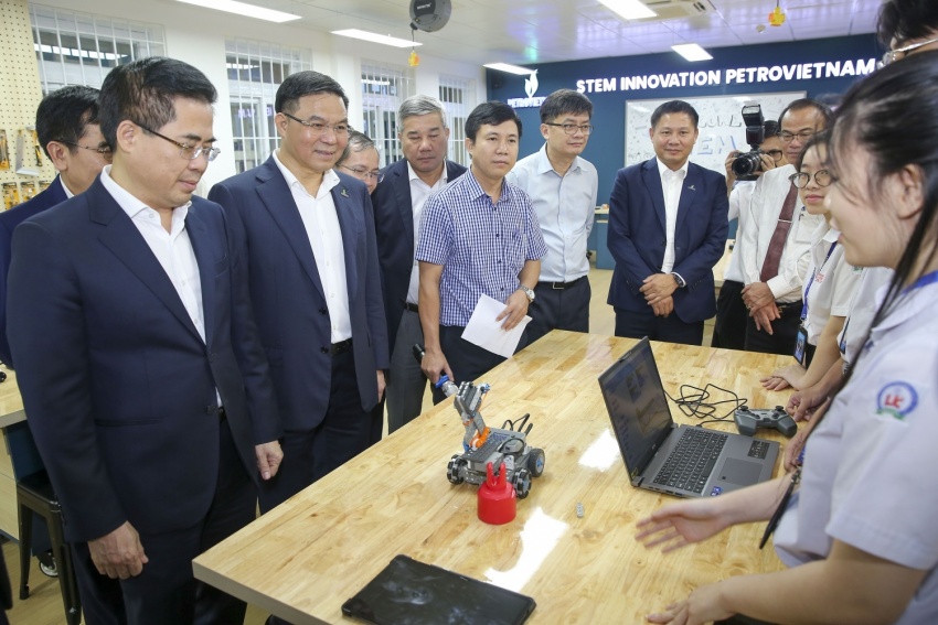 STEM classroom in Quang Ngai: Nurturing an innovative mindset and empowering students to master technology STEM classroom in Quang Ngai: Nurturing an innovative mindset and empowering students to master technology