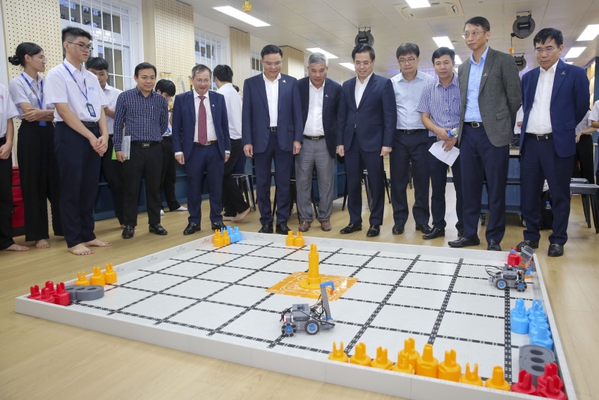 STEM classroom in Quang Ngai: Nurturing an innovative mindset and empowering students to master technology STEM classroom in Quang Ngai: Nurturing an innovative mindset and empowering students to master technology