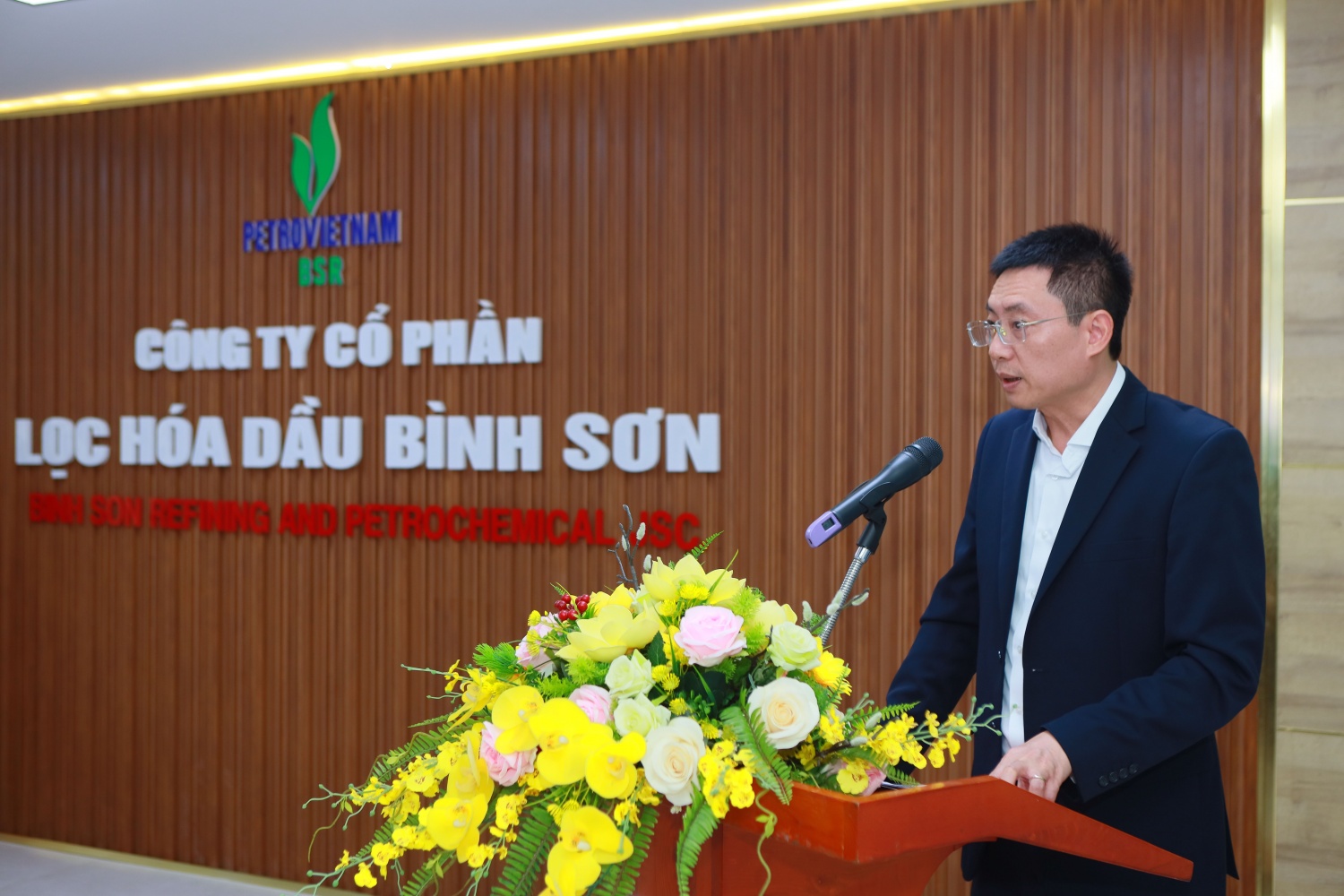 Phó Tổng Giám đốc BSR Mai Tuấn Đạt cho biết, BSR đã đạt gần 55 triệu giờ công an toàn, minh chứng rõ nét cho công tác đảm bảo rủi ro, đảm bảo an ninh, an toàn cho NMLD Dung Quất. Phó Tổng Giám đốc BSR Mai Tuấn Đạt cho biết, BSR đã đạt gần 55 triệu giờ công an toàn, minh chứng rõ nét cho công tác đảm bảo rủi ro, đảm bảo an ninh, an toàn cho NMLD Dung Quất.