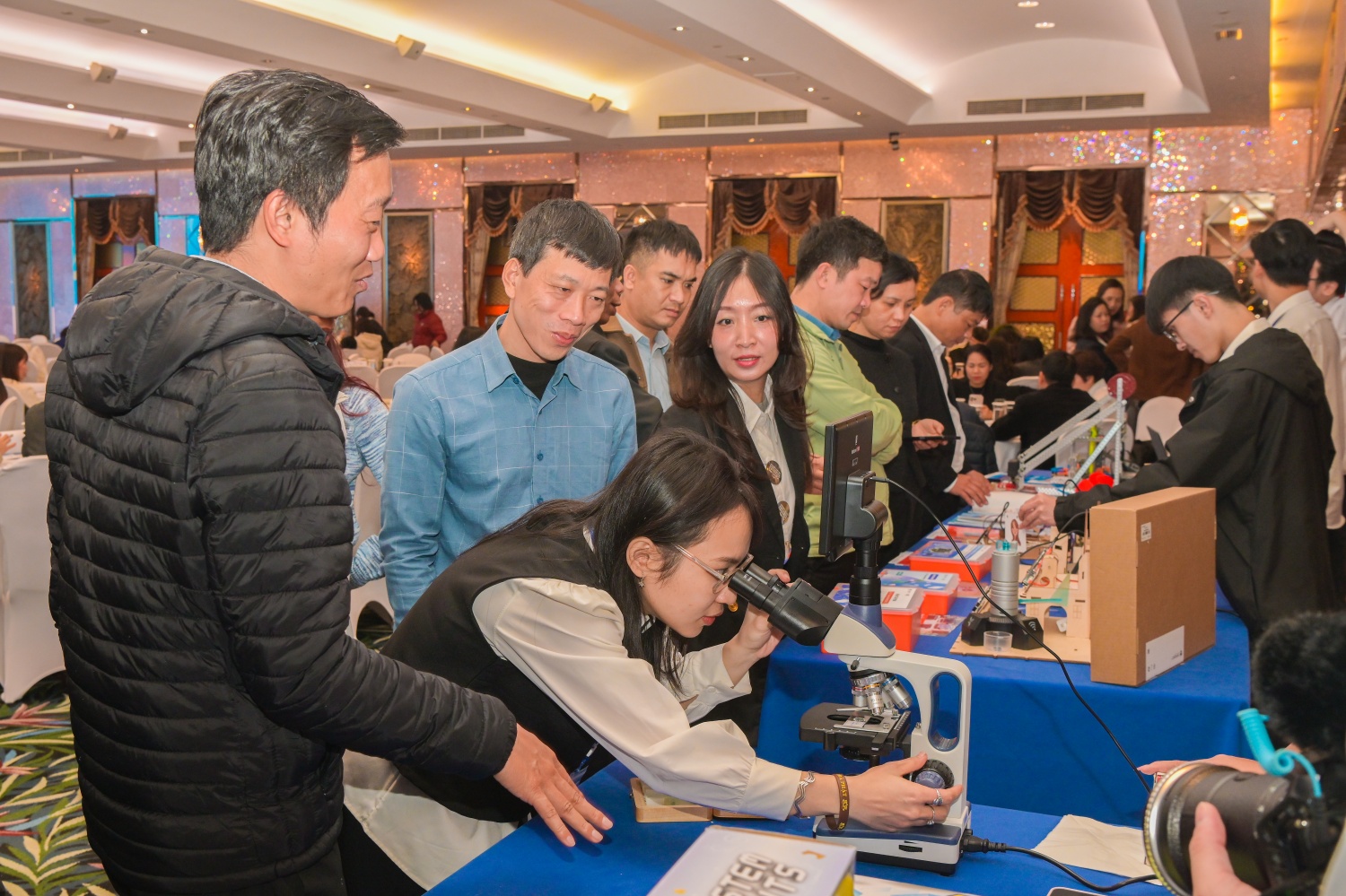Giáo viên tham gia tập huấn được giới thiệu, hướng dẫn sử dụng các sản phẩm, thiết bị trong phòng STEM, trực tiếp trải nghiệm và thực hành xây dựng bài học, dự án học tập Giáo viên tham gia tập huấn được giới thiệu, hướng dẫn sử dụng các sản phẩm, thiết bị trong phòng STEM, trực tiếp trải nghiệm và thực hành xây dựng bài học, dự án học tập