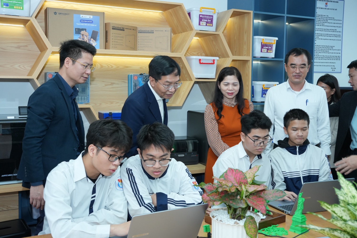 Đoàn công tác Petrovietnam tham quan phòng STEM tại Trường THPT Huỳnh Thúc Kháng. Đoàn công tác Petrovietnam tham quan phòng STEM tại Trường THPT Huỳnh Thúc Kháng.