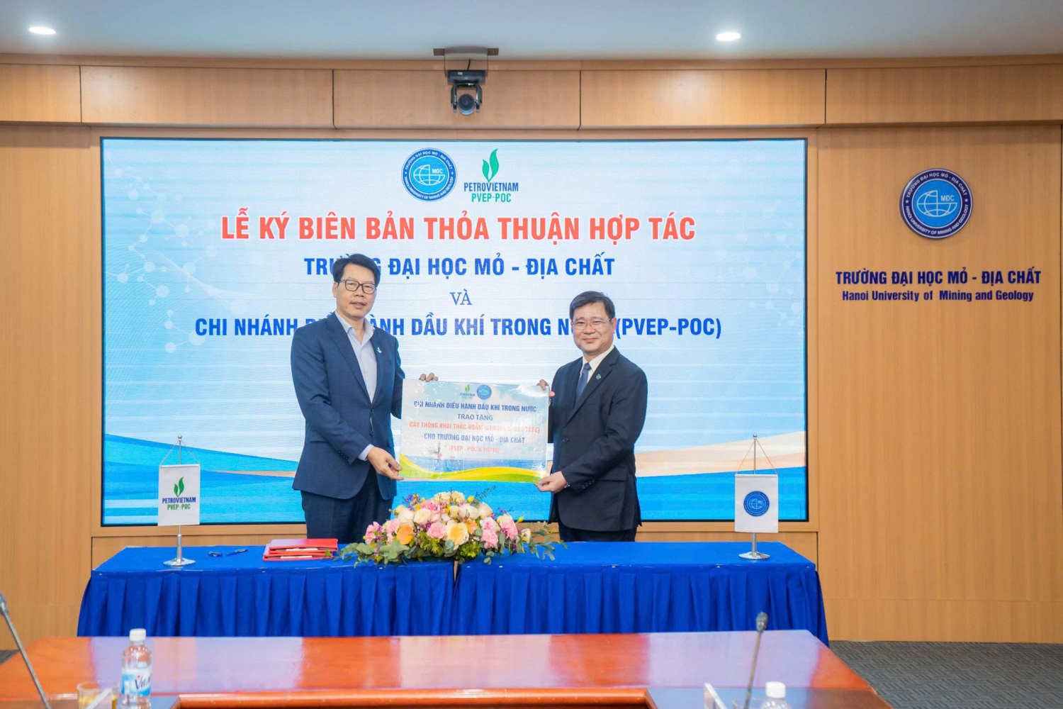 PVEP-POC và Trường Đại học Mỏ - Địa chất ký kết thỏa thuận hợp tác và trao tặng thiết bị dầu khí lịch sử.