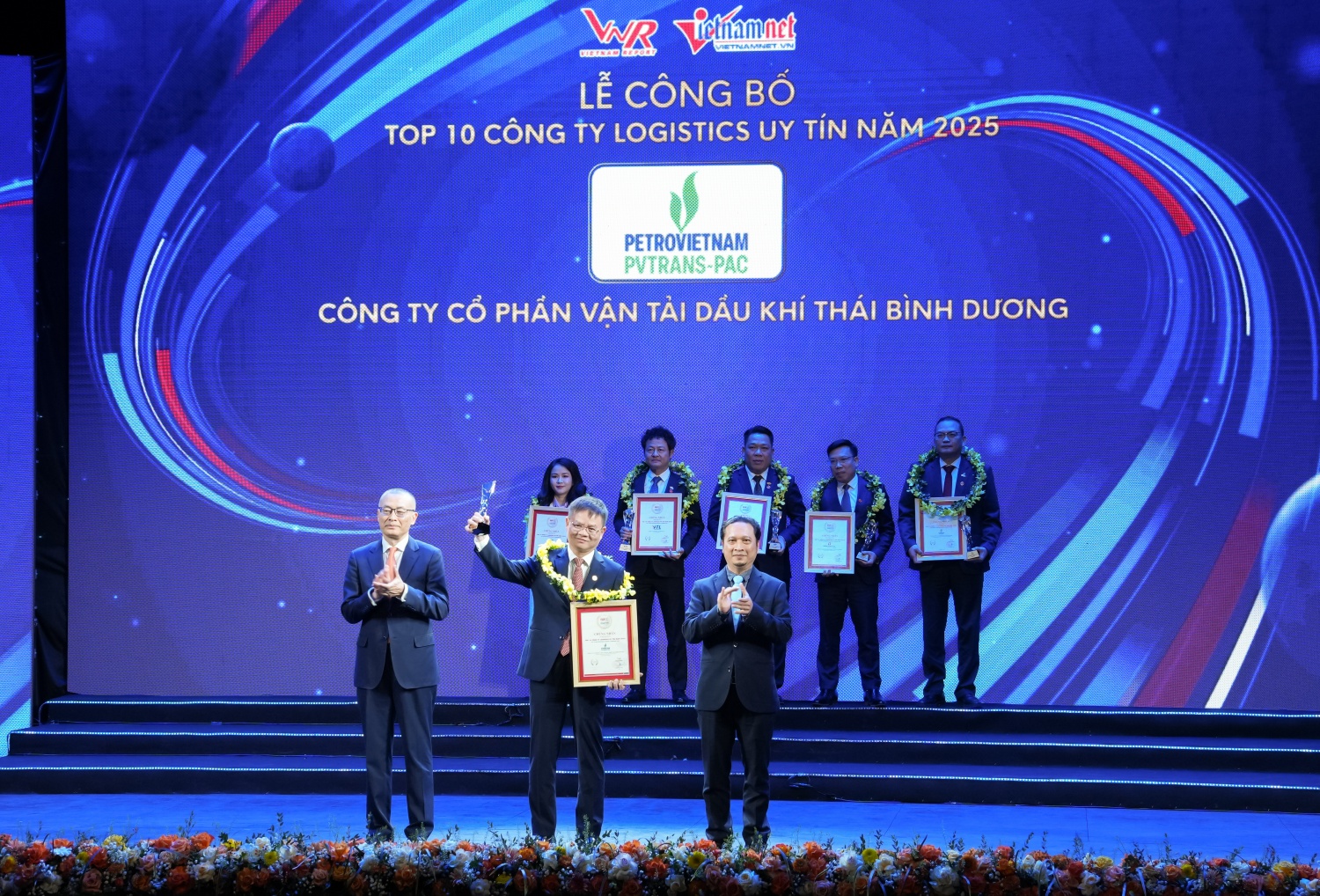 Petrovietnam khẳng định vị thế hàng đầu trong Top 500 Doanh nghiệp lớn nhất Việt Nam Petrovietnam khẳng định vị thế hàng đầu trong Top 500 Doanh nghiệp lớn nhất Việt Nam