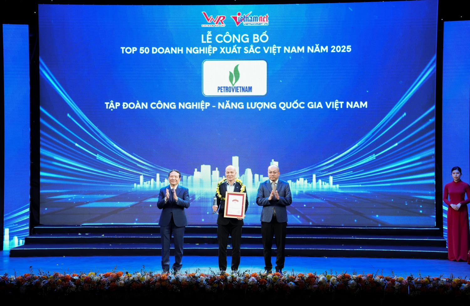 Petrovietnam khẳng định vị thế hàng đầu trong Top 500 Doanh nghiệp lớn nhất Việt Nam Petrovietnam khẳng định vị thế hàng đầu trong Top 500 Doanh nghiệp lớn nhất Việt Nam