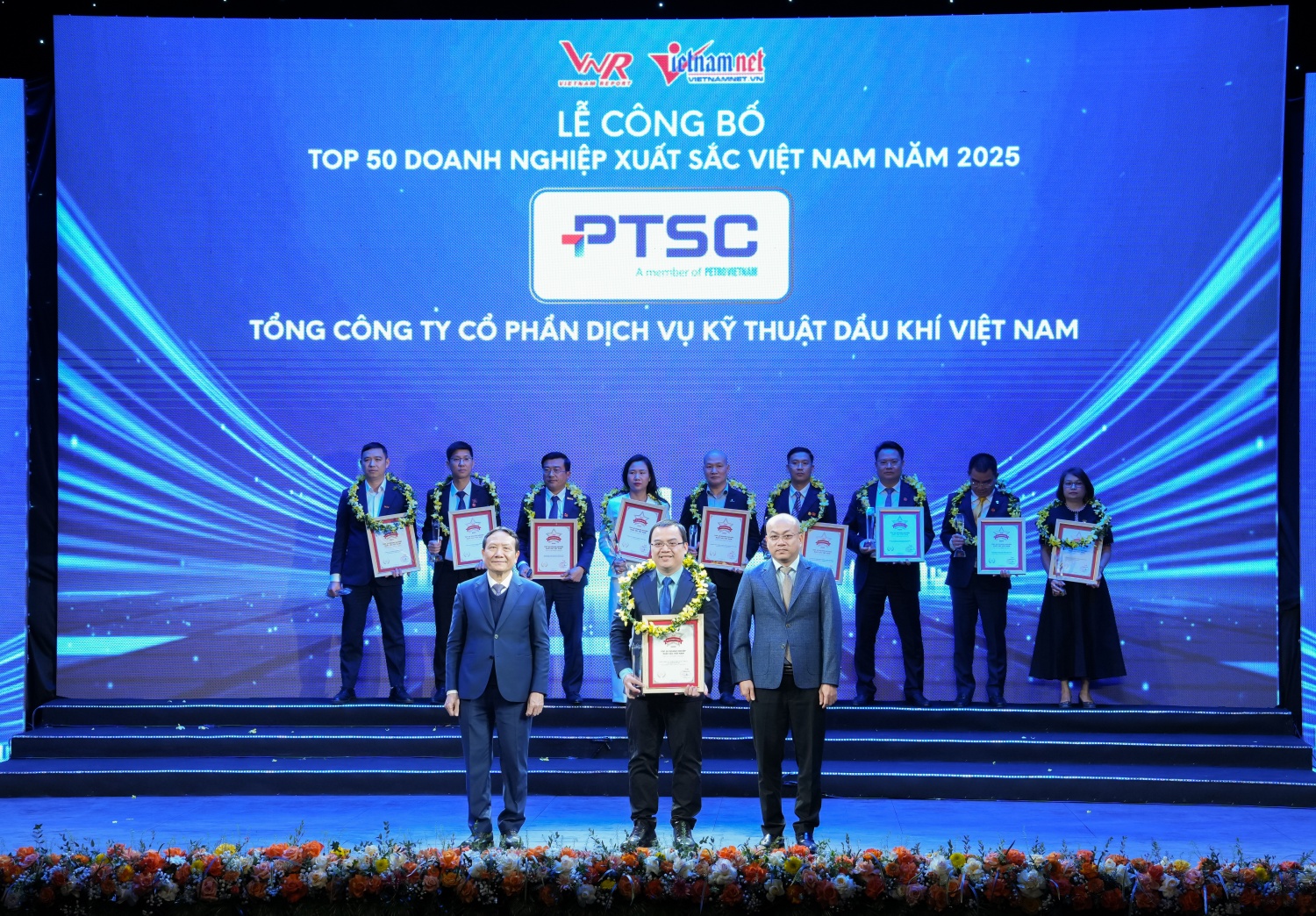 Petrovietnam khẳng định vị thế hàng đầu trong Top 500 Doanh nghiệp lớn nhất Việt Nam Petrovietnam khẳng định vị thế hàng đầu trong Top 500 Doanh nghiệp lớn nhất Việt Nam