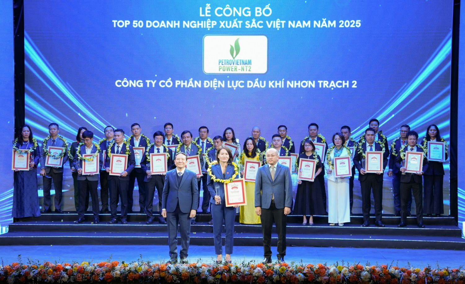 Petrovietnam khẳng định vị thế hàng đầu trong Top 500 Doanh nghiệp lớn nhất Việt Nam Petrovietnam khẳng định vị thế hàng đầu trong Top 500 Doanh nghiệp lớn nhất Việt Nam
