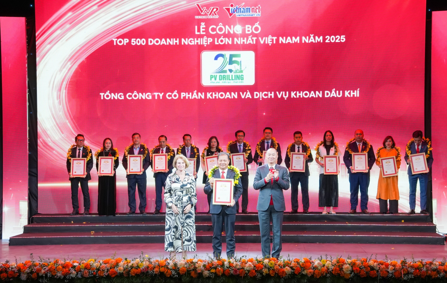 Petrovietnam khẳng định vị thế hàng đầu trong Top 500 Doanh nghiệp lớn nhất Việt Nam Petrovietnam khẳng định vị thế hàng đầu trong Top 500 Doanh nghiệp lớn nhất Việt Nam