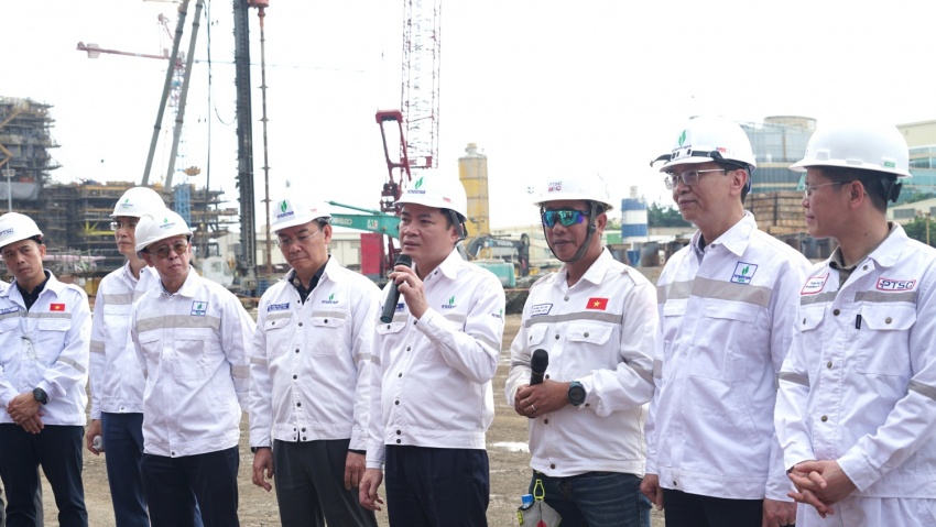 Chủ tịch HĐTV Petrovietnam Lê Ngọc Sơn chúc Tết và động viên người lao động trên công trường Dự án Lô B