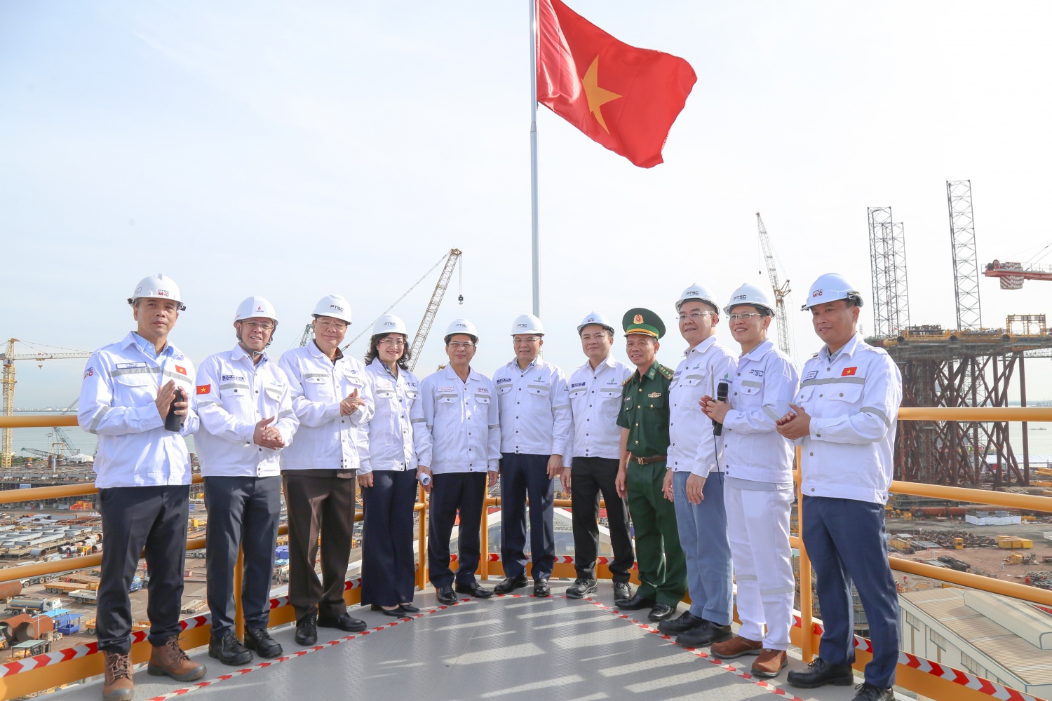 Chủ tịch HĐTV Petrovietnam Lê Ngọc Sơn chúc Tết và động viên người lao động trên công trường Dự án Lô B