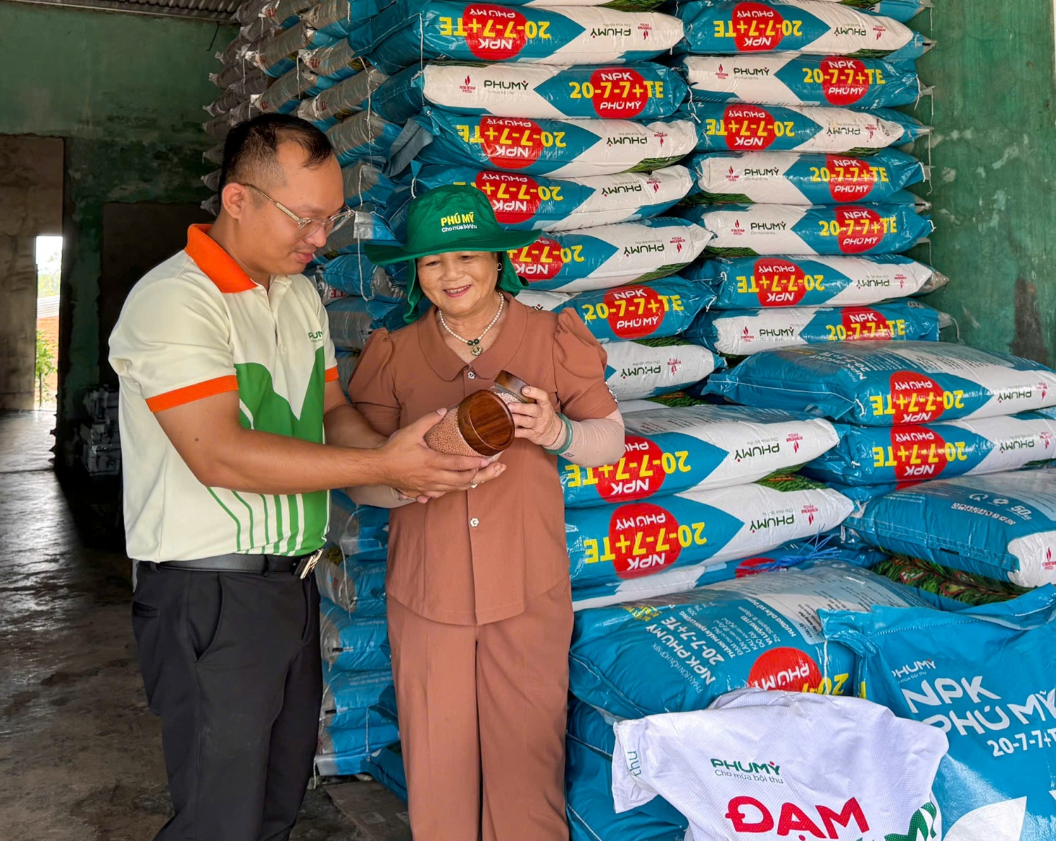 Vinh danh những “Chiến binh NPK Phú Mỹ xuất sắc” trong hành trình 1 triệu tấn Vinh danh những “chiến binh NPK Phú Mỹ xuất sắc” trong hành trình 1 triệu tấn