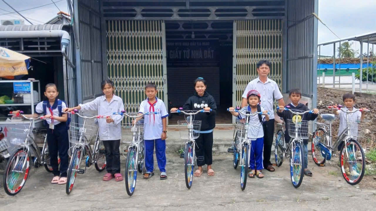 Chi nhánh Khí Tây Nam Bộ trao tặng 20 xe đạp cho học sinh nghèo tại Cà Mau