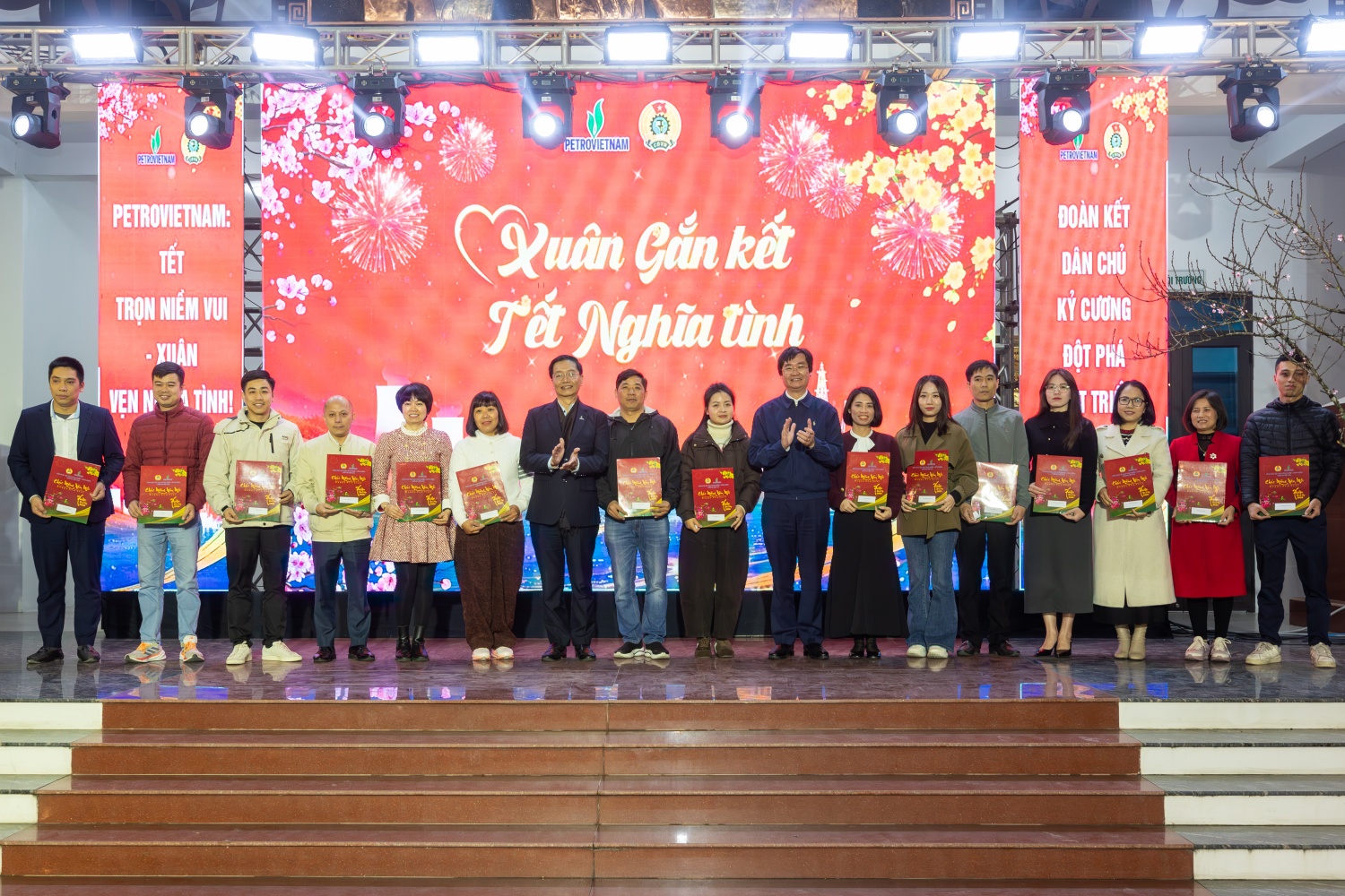 “Xuân gắn kết – Tết nghĩa tình” thắp lên niềm tin cùng người lao động Petrovietnam “Xuân gắn kết - Tết nghĩa tình” thắp lên niềm tin cùng người lao động Petrovietnam
