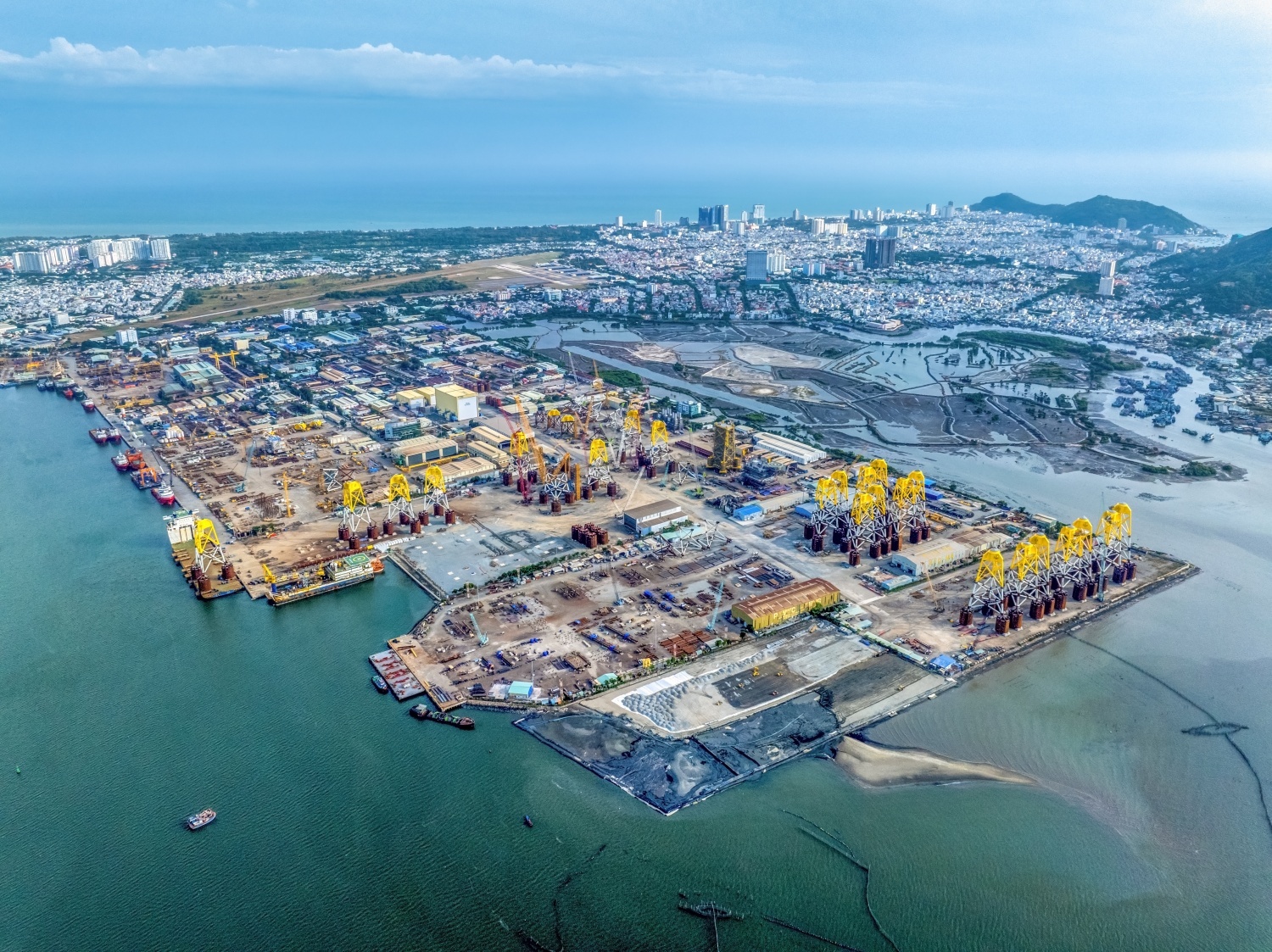 Cảng dịch vụ dầu khí, năng lượng chiến lược của Petrovietnam tại Bà Rịa - Vũng Tàu (TP HCM) Cảng dịch vụ dầu khí, năng lượng chiến lược của Petrovietnam tại Bà Rịa - Vũng Tàu (TP HCM)