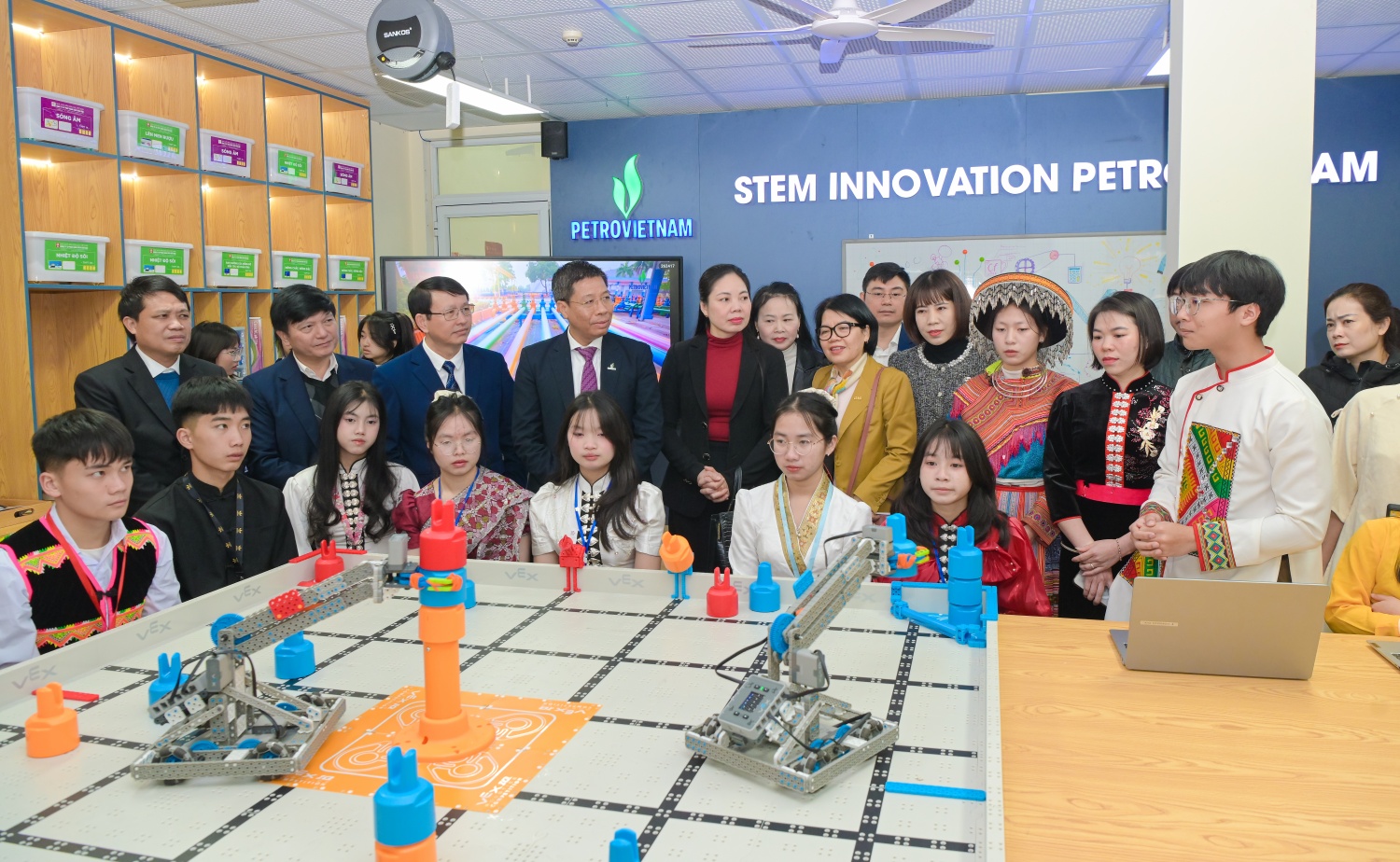 Đoàn công tác Petrovietnam tham quan phòng STEM tại THPT Chuyên Sơn La Petrovietnam lan tỏa nghĩa tình Xuân tại Sơn La và Điện Biên