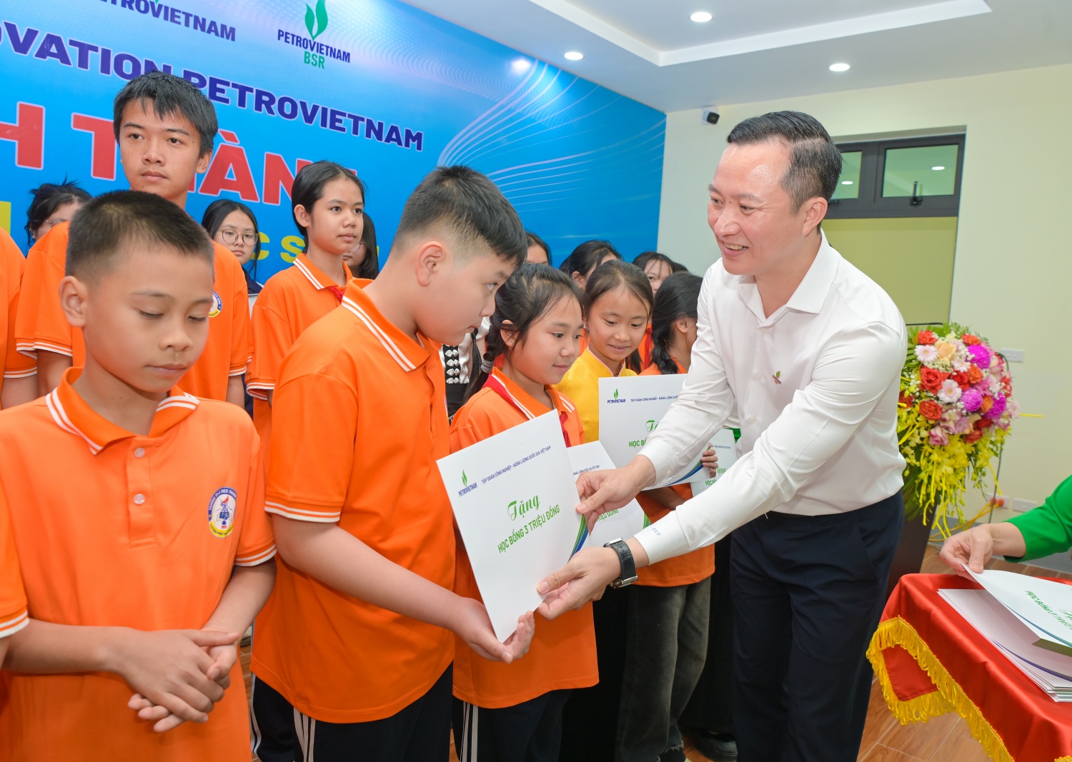 Lan tỏa chương trình “Petrovietnam: Xuân Gắn kết - Tết Nghĩa tình” tại Sơn La và Điện Biên Petrovietnam lan tỏa nghĩa tình Xuân tại Sơn La và Điện Biên