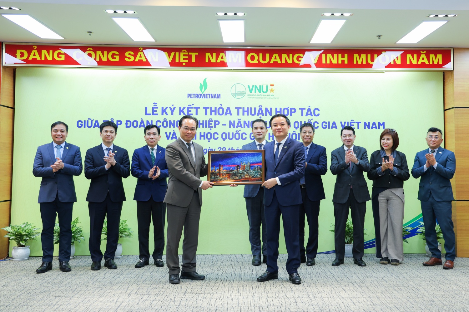 Kết nối thực tiễn sản xuất với nền tảng khoa học tiên tiến Kết nối thực tiễn sản xuất với nền tảng khoa học tiên tiến