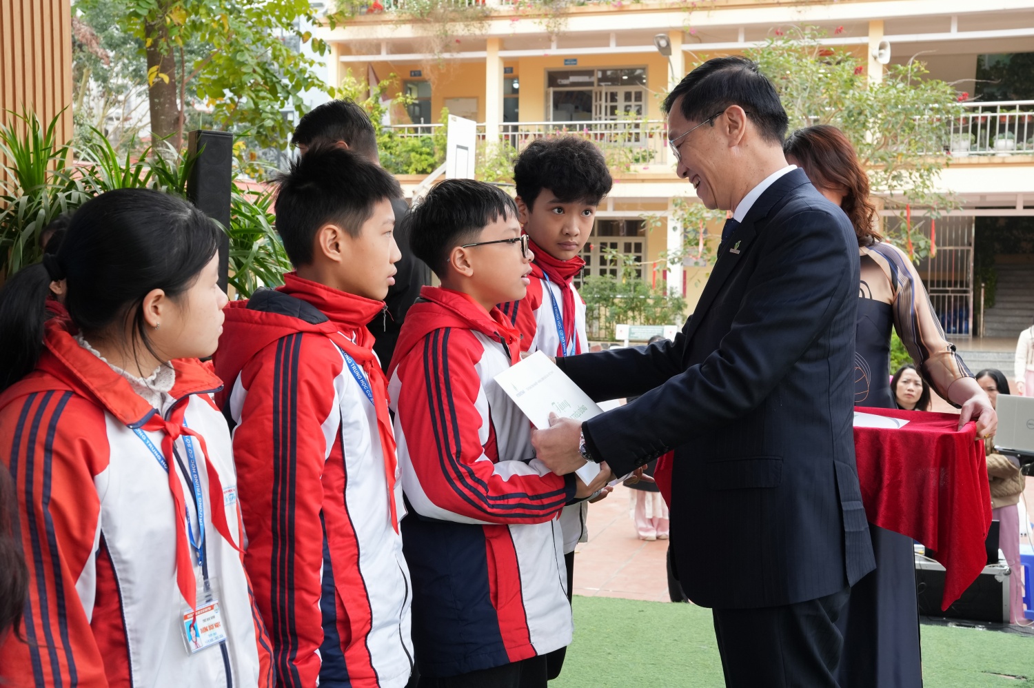 Petrovietnam lan tỏa truyền thống tri ân và trách nhiệm với cộng đồng Petrovietnam lan tỏa truyền thống tri ân và trách nhiệm với cộng đồng