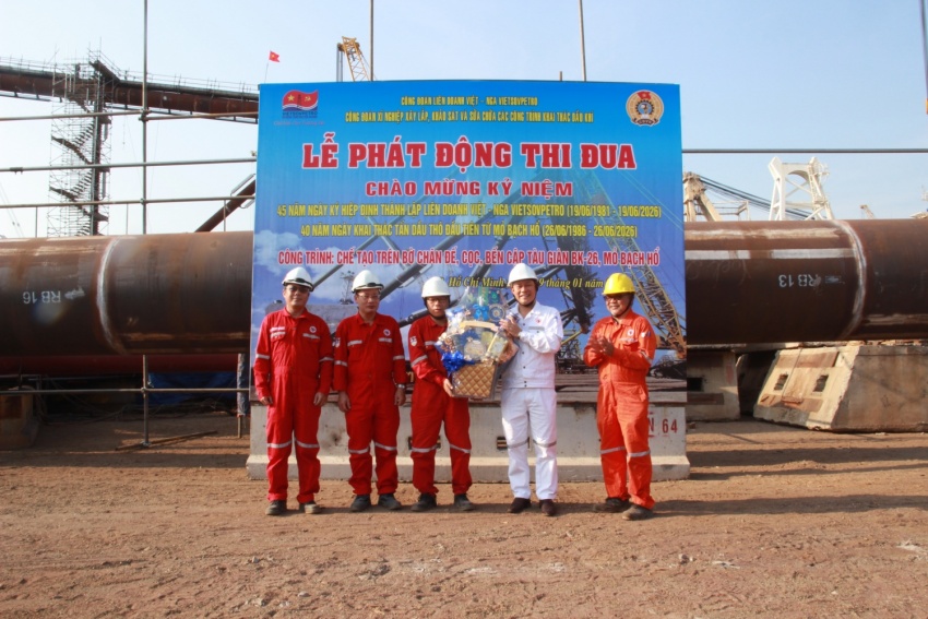 Vietsovpetro: Công đoàn Xí nghiệp Xây lắp phát động thi đua hoàn thành công trình BK26 Vietsovpetro: Công đoàn Xí nghiệp Xây lắp phát động thi đua hoàn thành công trình BK26