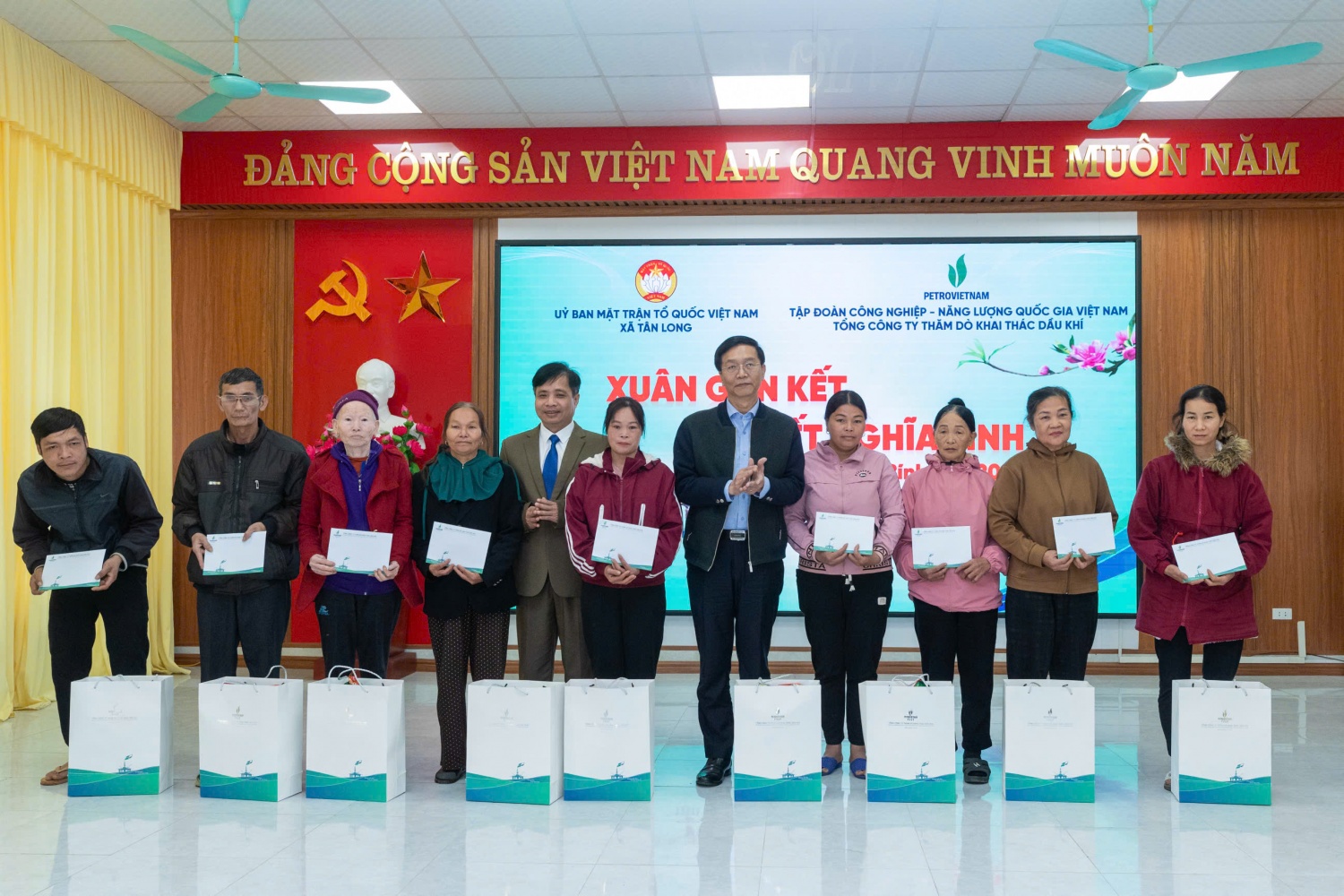 Petrovietnam đưa Tết đến với bà con Tuyên Quang Petrovietnam đưa Tết đến với bà con Tuyên Quang