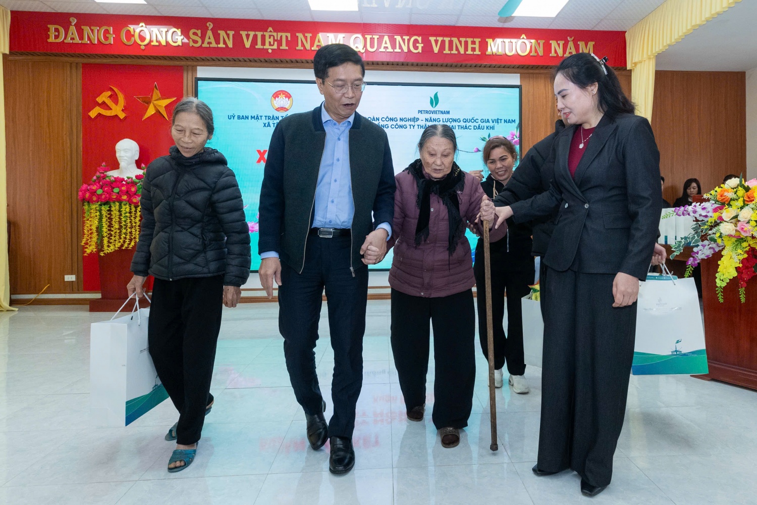 Petrovietnam đưa Tết đến với bà con Tuyên Quang
