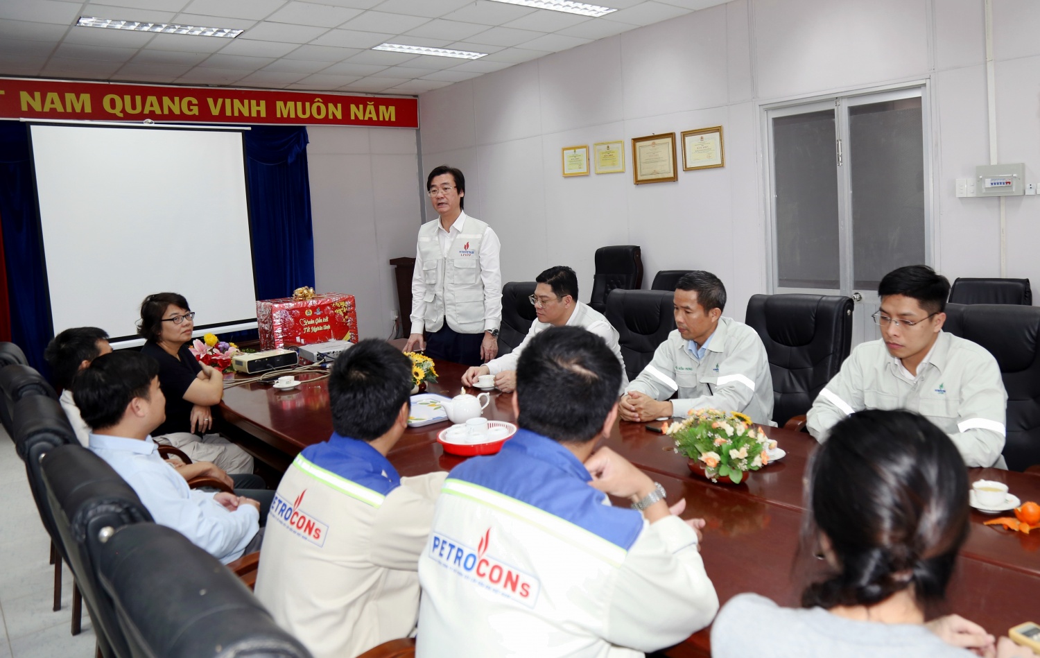 Công đoàn Petrovietnam động viên, chúc Tết người lao động PETROCONs trên công trường Long Phú 1 Công đoàn Petrovietnam động viên, chúc Tết người lao động PETROCONs trên công trường Long Phú 1