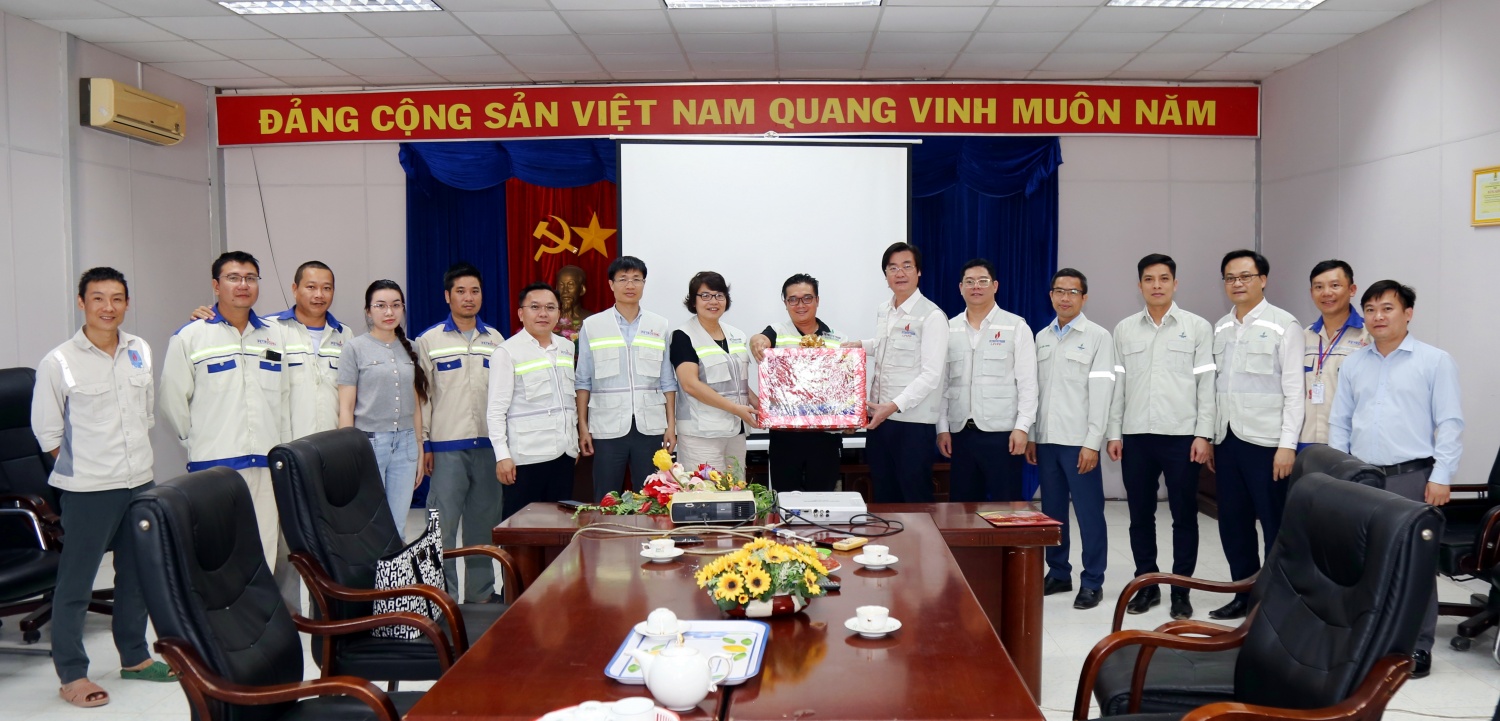 Công đoàn Petrovietnam động viên, chúc Tết người lao động PETROCONs trên công trường Long Phú 1 Công đoàn Petrovietnam động viên, chúc Tết người lao động PETROCONs trên công trường Long Phú 1