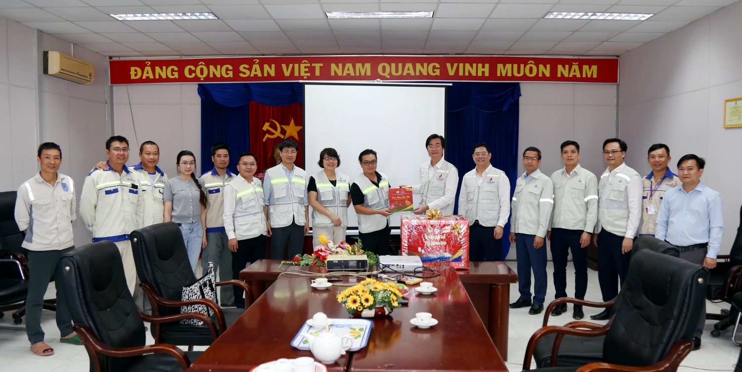 Công đoàn Petrovietnam động viên, chúc Tết người lao động PETROCONs trên công trường Long Phú 1 Công đoàn Petrovietnam động viên, chúc Tết người lao động PETROCONs trên công trường Long Phú 1
