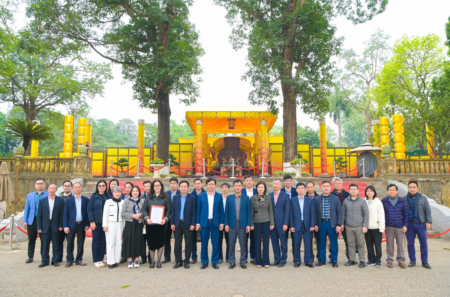 Chi bộ Văn phòng Đảng Đoàn và Chi bộ Kỹ thuật và An toàn sức khỏe môi trường dâng hương tại Hoàng Thành Thăng Long Chi bộ Văn phòng Đảng Đoàn và Chi bộ Kỹ thuật và An toàn sức khỏe môi trường dâng hương tại Hoàng Thành Thăng Long