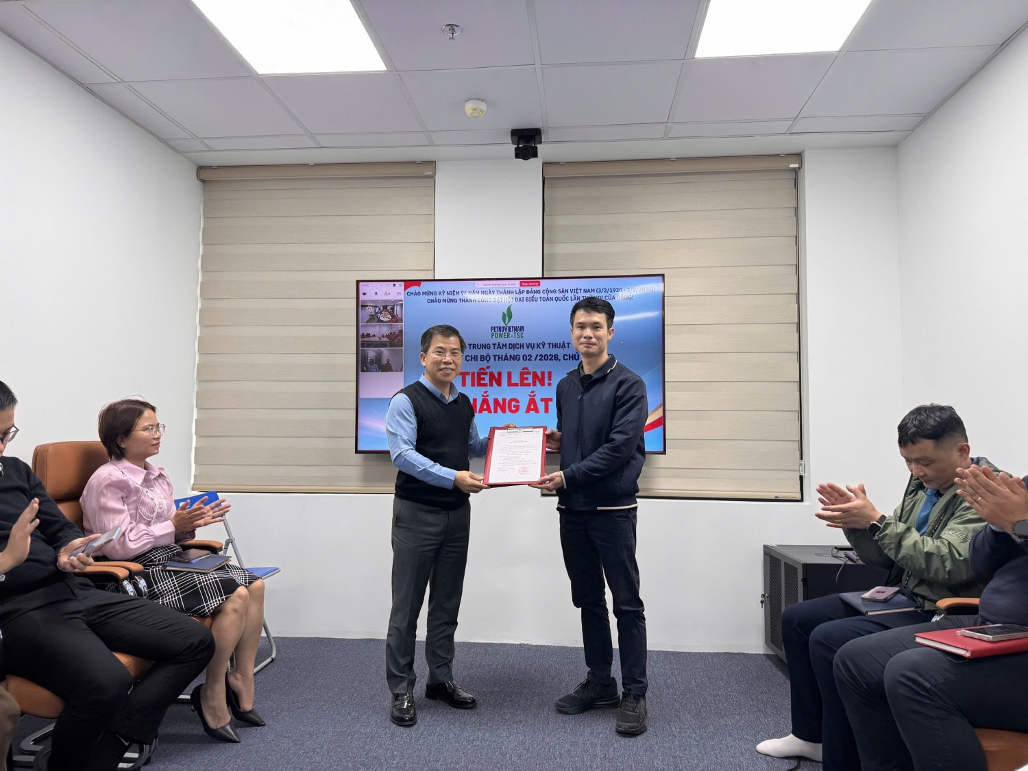 Chi bộ Trung tâm dịch vụ Kỹ thuật PV Power TSC trao quyết định công nhận đảng viên chính thức Chi bộ Trung tâm dịch vụ Kỹ thuật PV Power TSC trao quyết định công nhận đảng viên chính thức