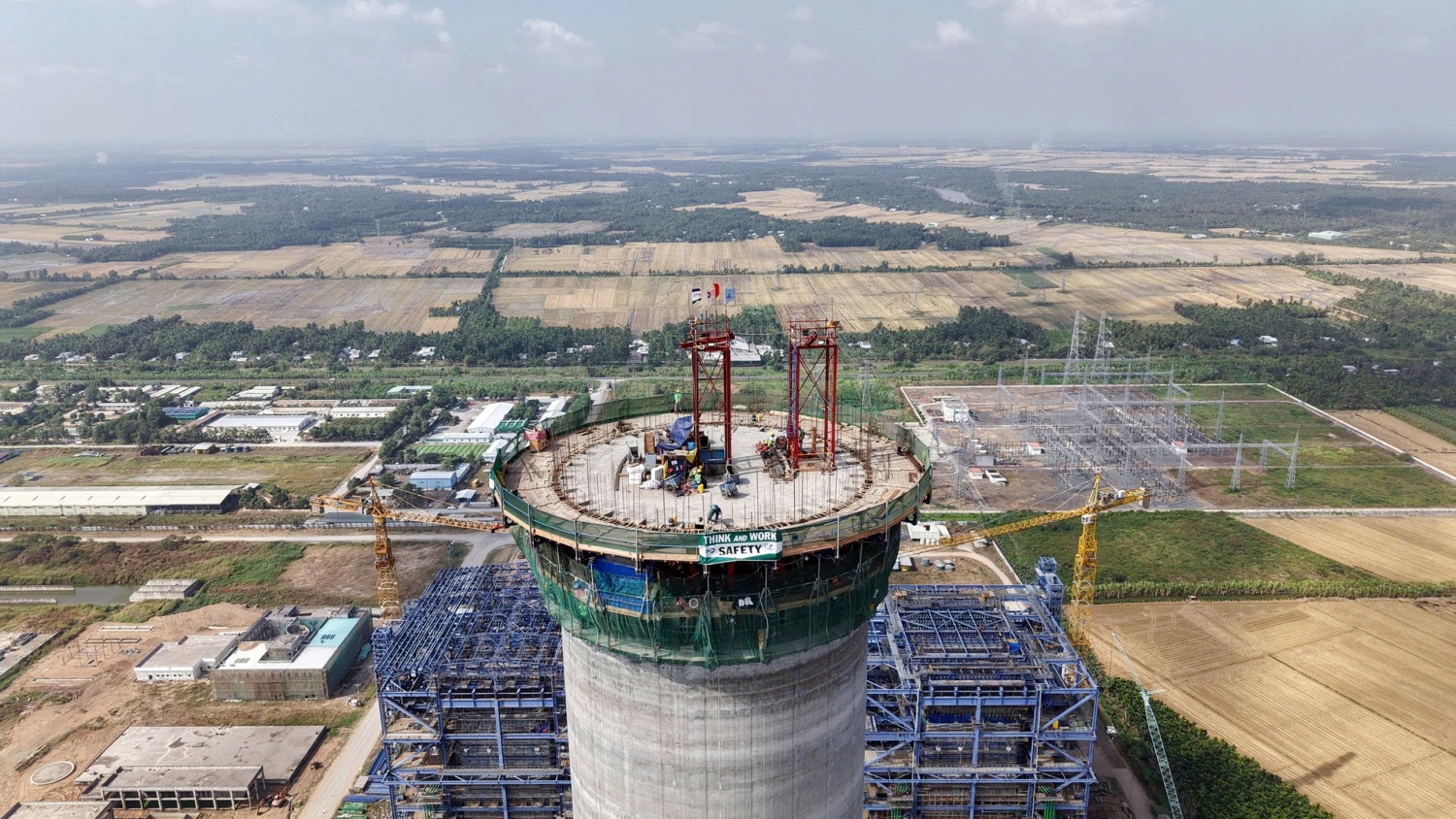 Hạng mục ống khói NMNĐ Long Phú 1 về đích sớm 9 ngày Hạng mục ống khói NMNĐ Long Phú 1 về đích sớm 9 ngày
