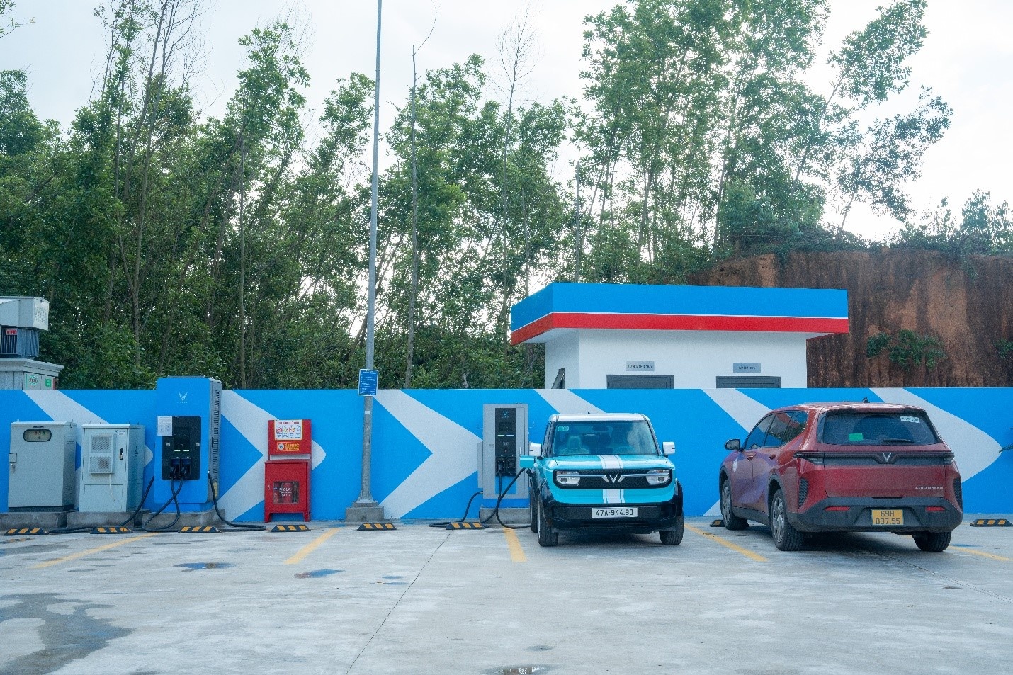Khu vực trạm sạc dành cho xe điện tại Trạm dừng nghỉ xăng dầu Phú Bình. Khu vực trạm sạc dành cho xe điện tại Trạm dừng nghỉ xăng dầu Phú Bình.