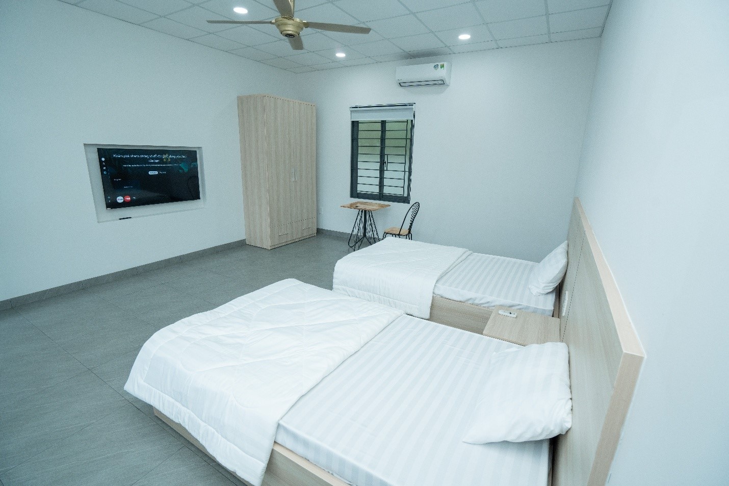 Các phòng nghỉ dành cho lái xe đường dài được trang bị đầy đủ chăn màn, tủ đựng đồ, ti vi, được dọn dẹp thường xuyên, sạch sẽ. Các phòng nghỉ dành cho lái xe đường dài được trang bị đầy đủ chăn màn, tủ đựng đồ, ti vi, được dọn dẹp thường xuyên, sạch sẽ.