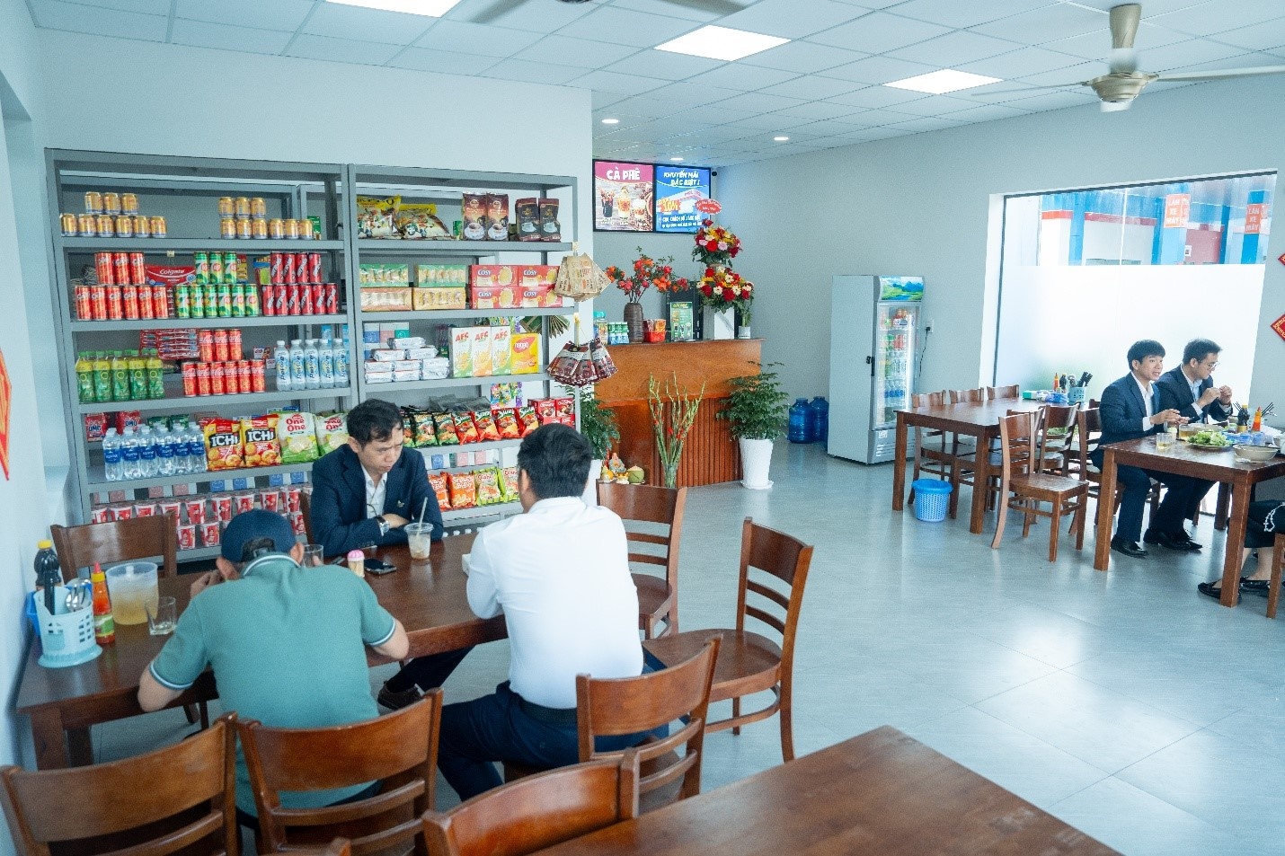 Khu dịch vụ ăn uống đầy đủ tiện ích đáp ứng nhu cầu dừng nghỉ của lái xe đường dài. Khu dịch vụ ăn uống đầy đủ tiện ích đáp ứng nhu cầu dừng nghỉ của lái xe đường dài.