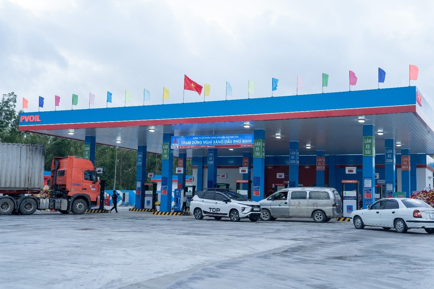 Trạm dừng nghỉ xăng dầu Phú Bình nằm trên quốc lộ 1A, trục giao thông huyết mạch nối liền Bắc – Nam. Trạm dừng nghỉ xăng dầu Phú Bình nằm trên quốc lộ 1A, trục giao thông huyết mạch nối liền Bắc – Nam.