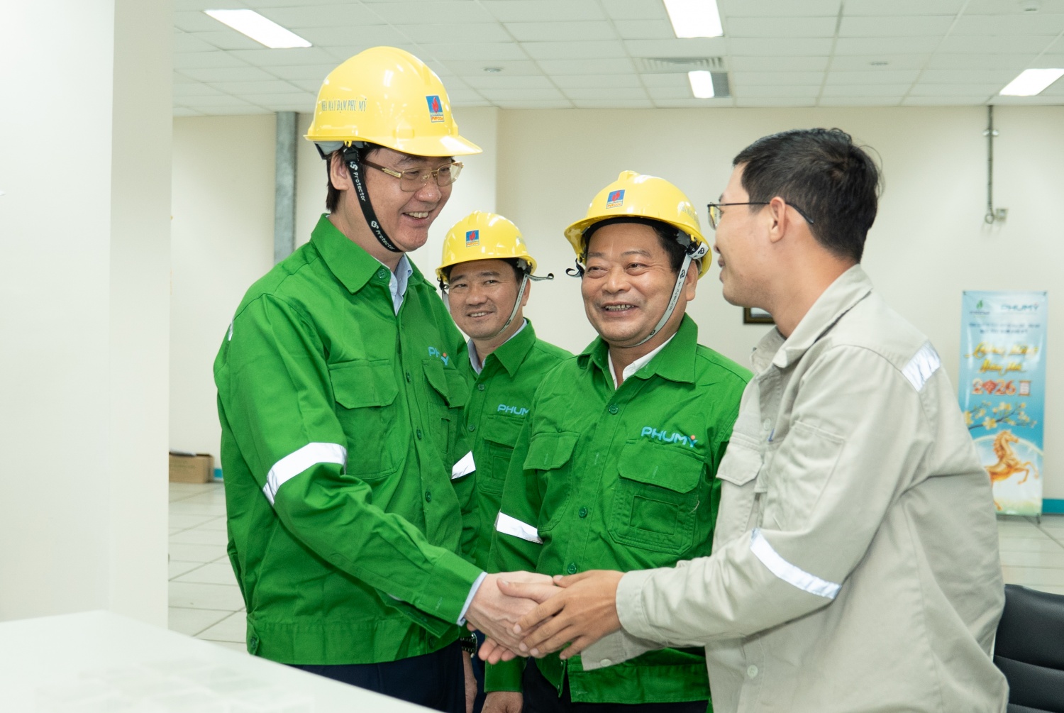Công đoàn Petrovietnam thăm, chúc Tết NLĐ trực ca đêm giao thừa tại Nhà máy Đạm Phú Mỹ