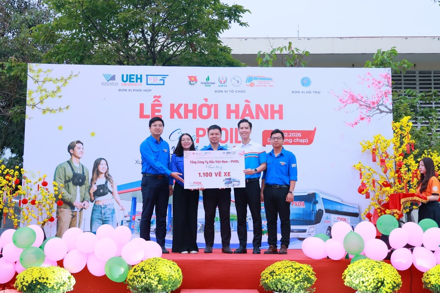 Bí thư Đoàn thanh niên Tổng công ty Đỗ Thế Vinh trao bảng tài trợ tượng trưng từ PVOIL cho các đơn vị tham gia chương trình.