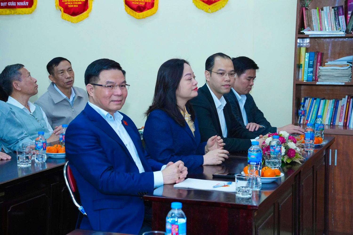 Bí thư Đảng ủy, Quyền Bộ trưởng Bộ Công Thương Lê Mạnh Hùng (thứ 4, từ phải sang) cùng các đồng chí ứng cử đại biểu Quốc hội khóa XVI, Hội đồng nhân dân các cấp nhiệm kỳ 2026-2031 Bí thư Đảng ủy, Quyền Bộ trưởng Bộ Công Thương Lê Mạnh Hùng (thứ 4, từ phải sang) cùng các đồng chí ứng cử đại biểu Quốc hội khóa XVI, Hội đồng nhân dân các cấp nhiệm kỳ 2026-2031