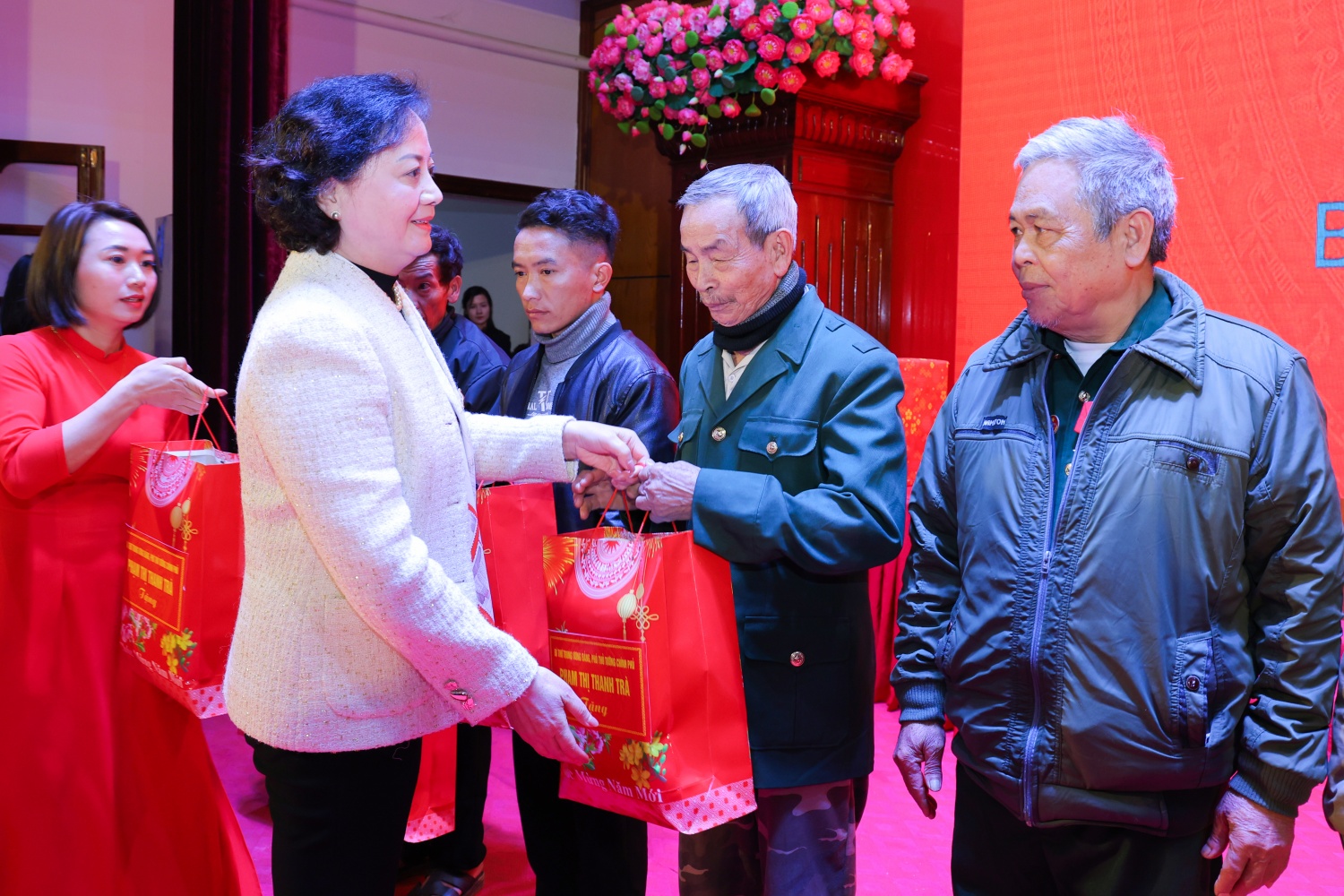 Phó Thủ tướng Phạm Thị Thanh Trà thăm, chúc Tết đồng bào các dân tộc và chiến sĩ biên phòng tỉnh Lào Cai Phó Thủ tướng Phạm Thị Thanh Trà thăm, chúc Tết đồng bào các dân tộc và chiến sĩ biên phòng tỉnh Lào Cai