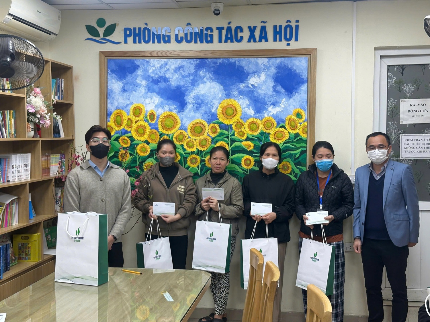 Đại diện Công đoàn và Đoàn Thanh niên PVNDB trao quà cho các gia đình bệnh nhân Đại diện Công đoàn và Đoàn Thanh niên PVNDB trao quà cho các gia đình bệnh nhân