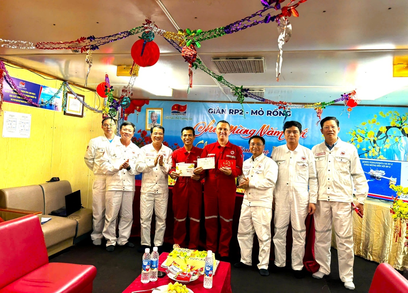 Đoàn Công tác của Lãnh đạo Vietsovpetro thăm và chúc tết CBCNV-NLĐ giàn RP2, mỏ Rồng Đoàn Công tác của Lãnh đạo Vietsovpetro thăm và chúc tết CBCNV-NLĐ giàn RP2, mỏ Rồng