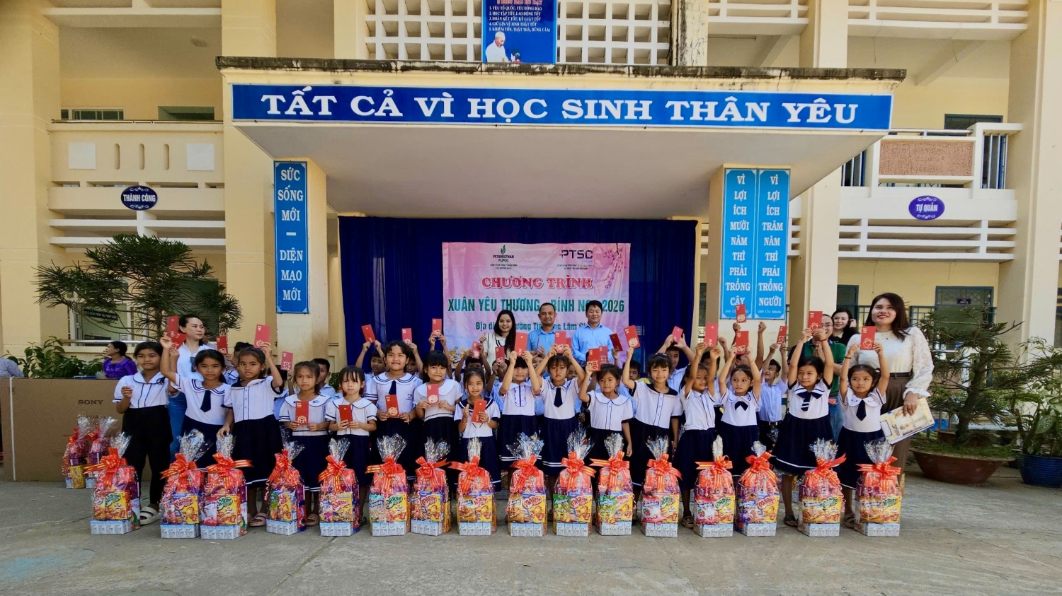 Xuân yêu thương - Nghĩa tình Petrovietnam sưởi ấm vùng lũ, tiếp sức bệnh nhi