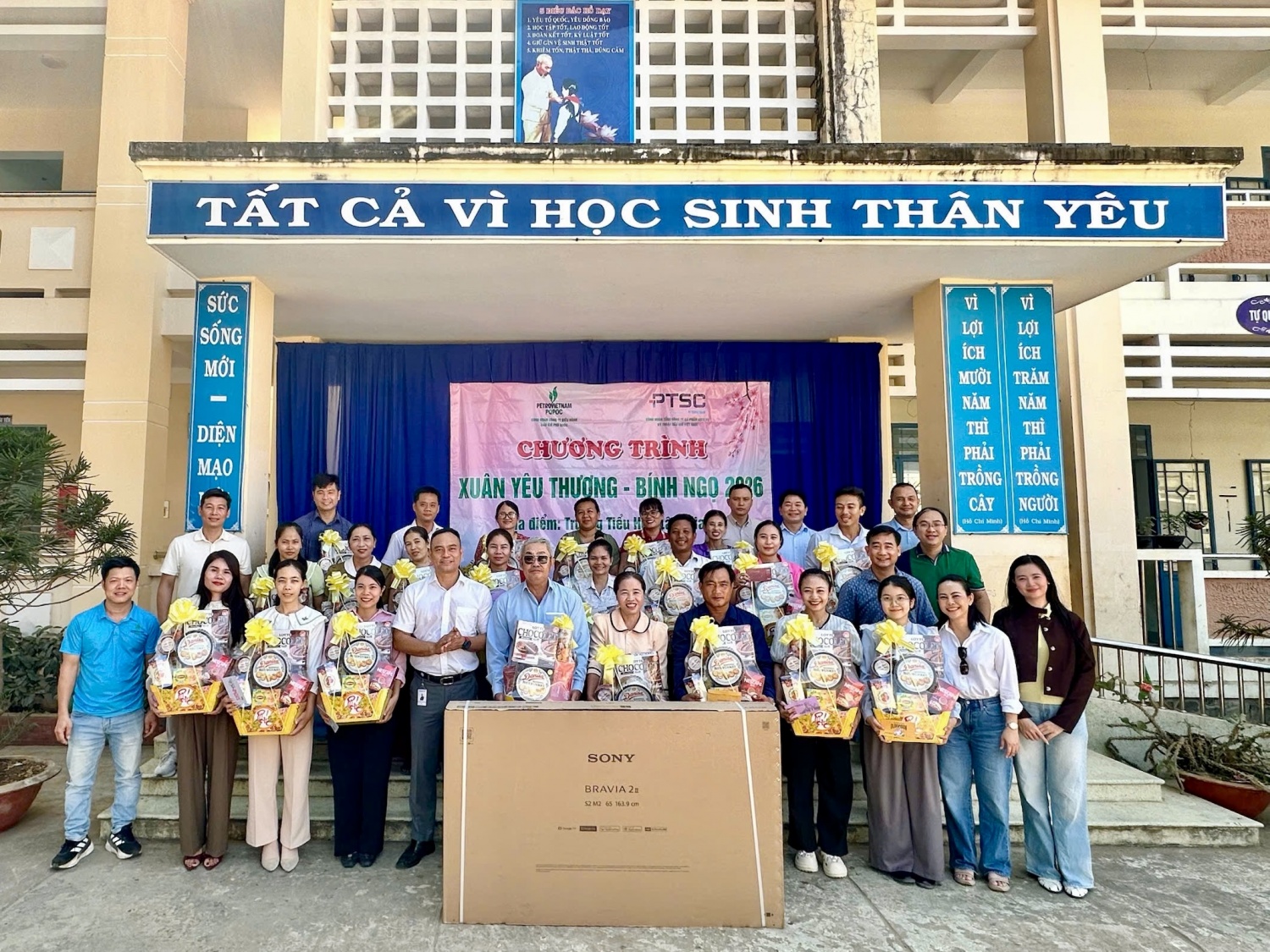 Xuân yêu thương - Nghĩa tình Petrovietnam sưởi ấm vùng lũ, tiếp sức bệnh nhi